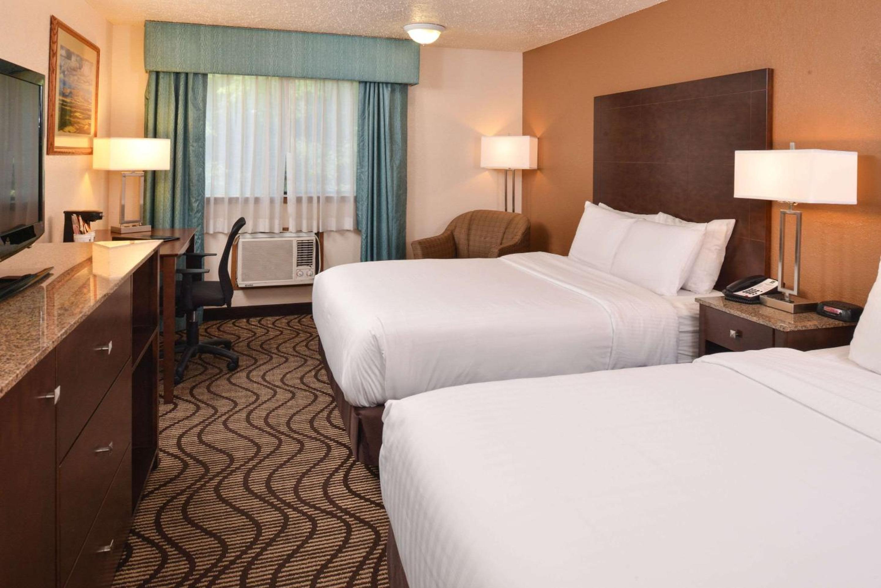 Queen Room with Two Queen Beds - Accessible/Non-Smoking  - Photo 2