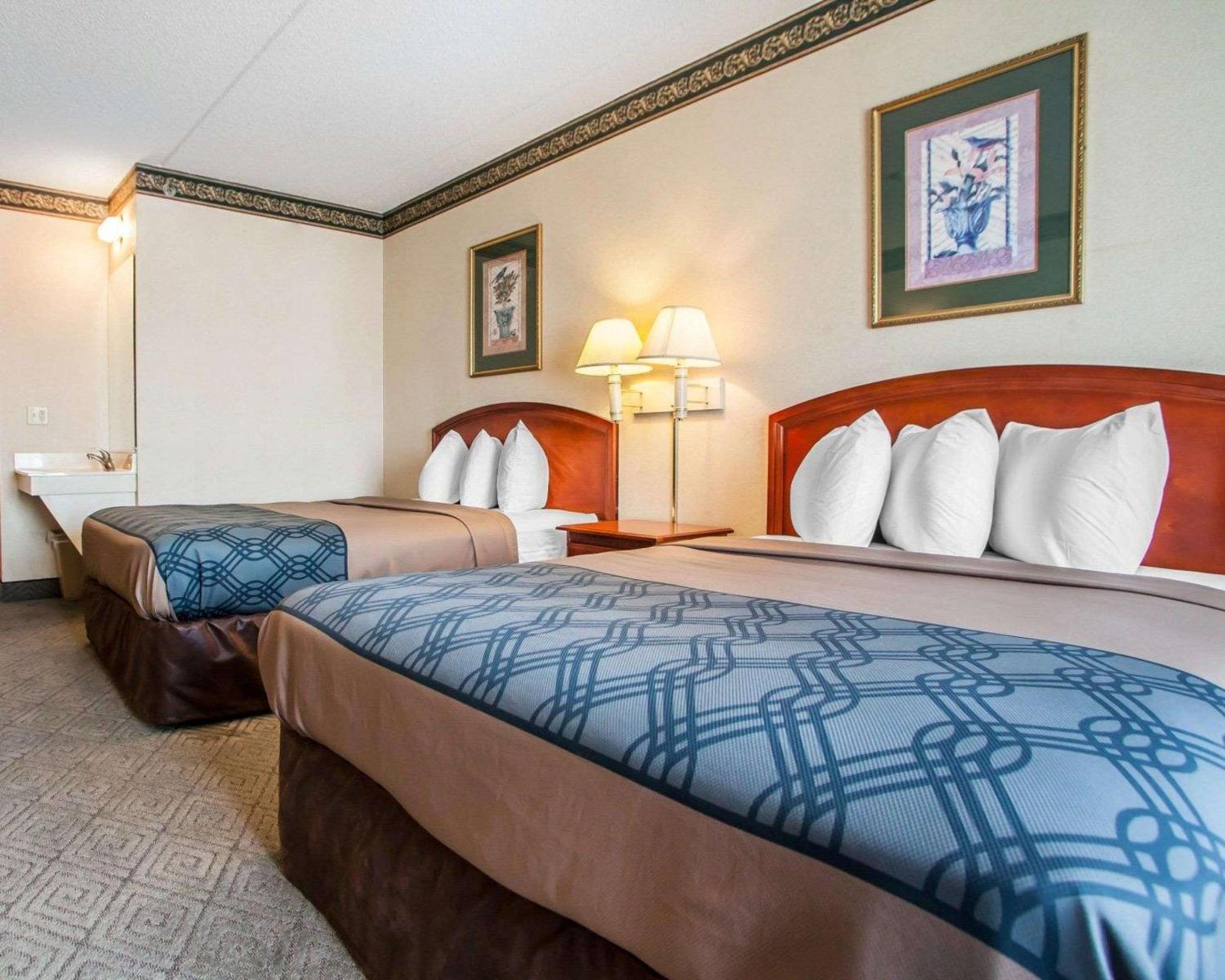 Queen Room with Two Queen Beds - Non-Smoking - Photo 1