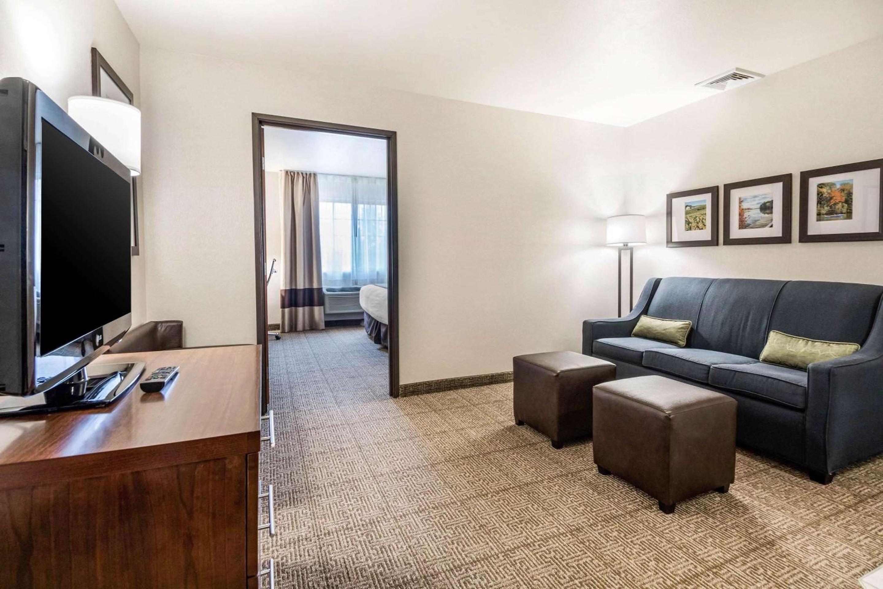 King Suite with Tub - Photo 7