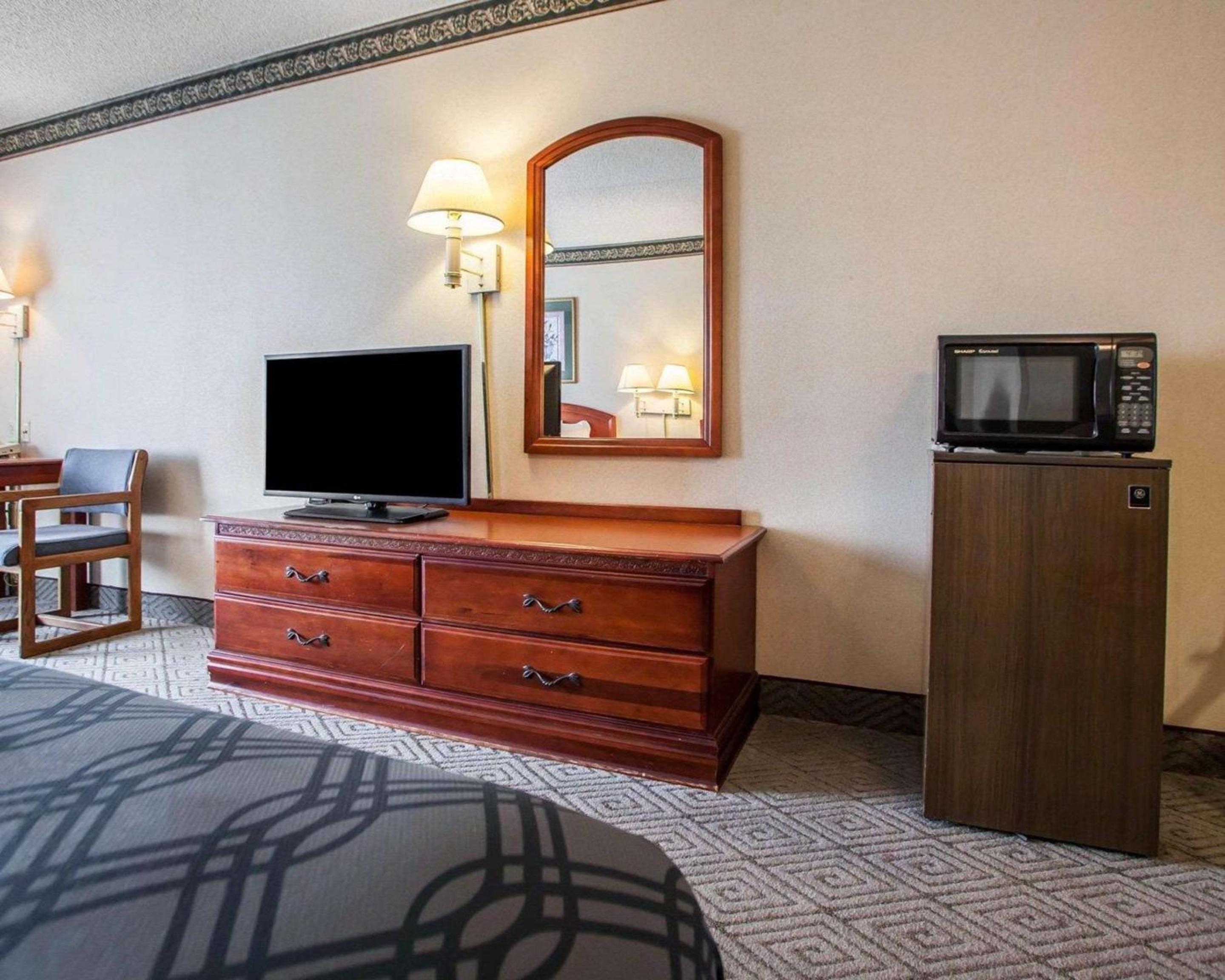 Queen Room with Two Queen Beds - Non-Smoking - Photo 2