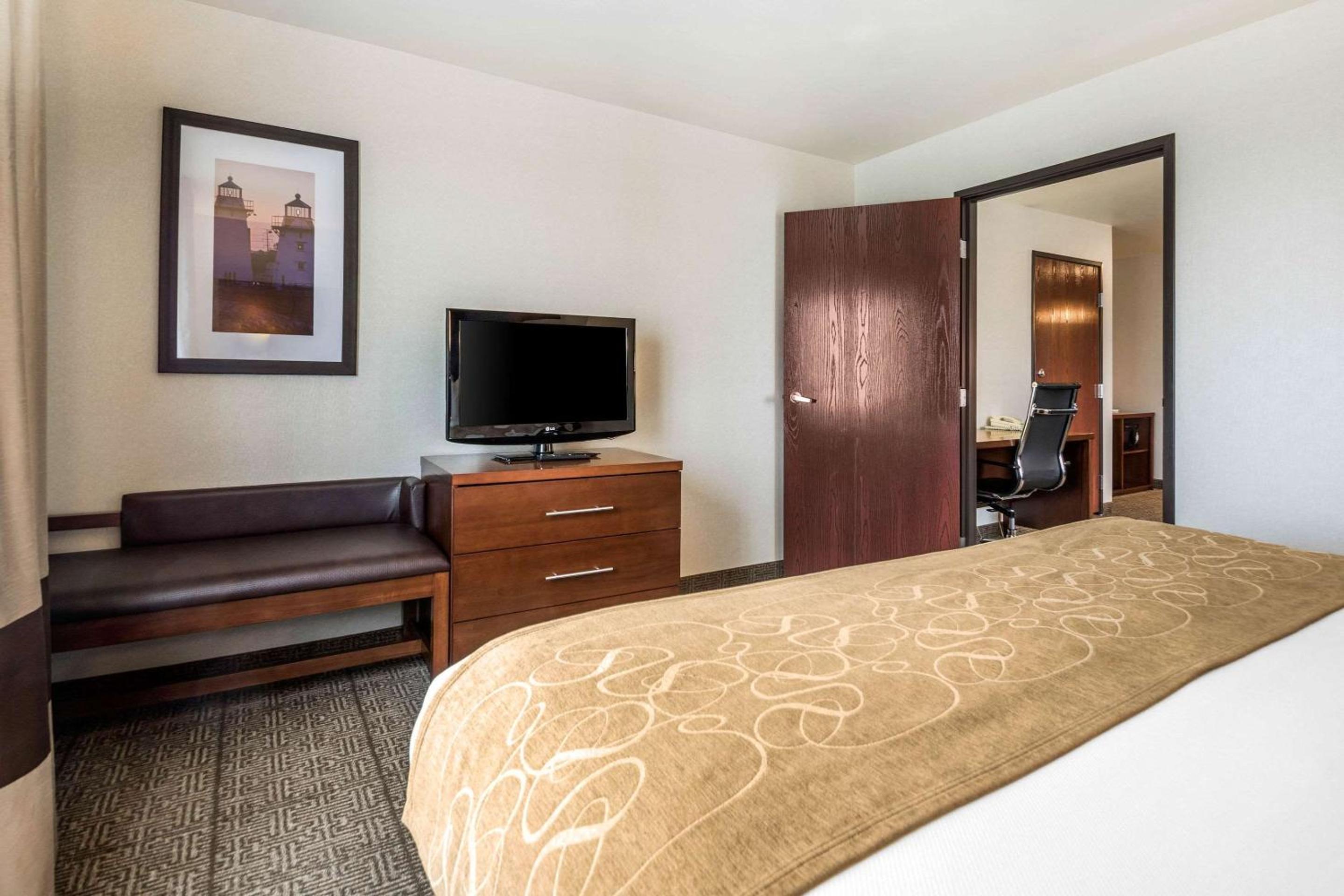 King Suite with Tub - Photo 2