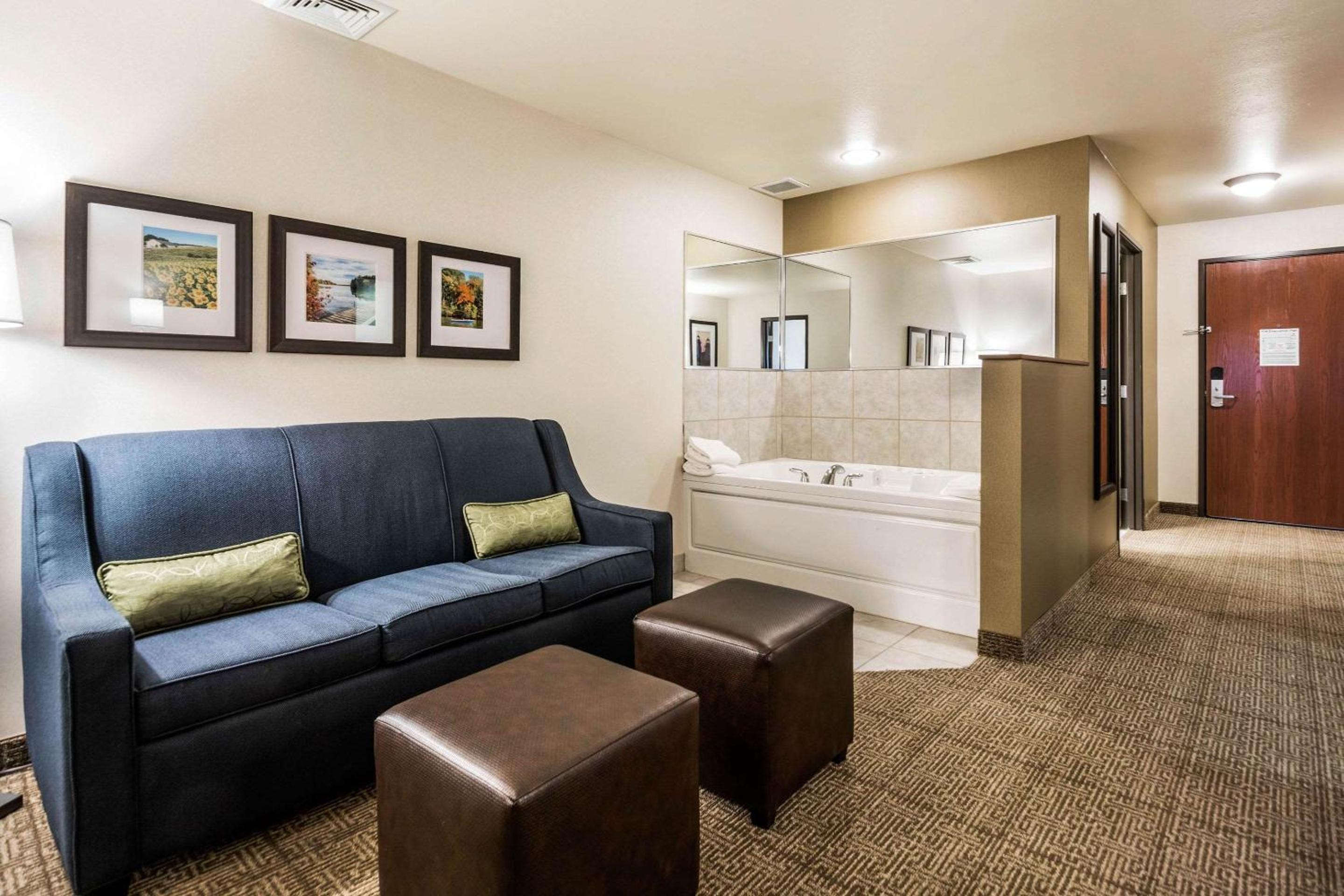 King Suite with Tub - Photo 5