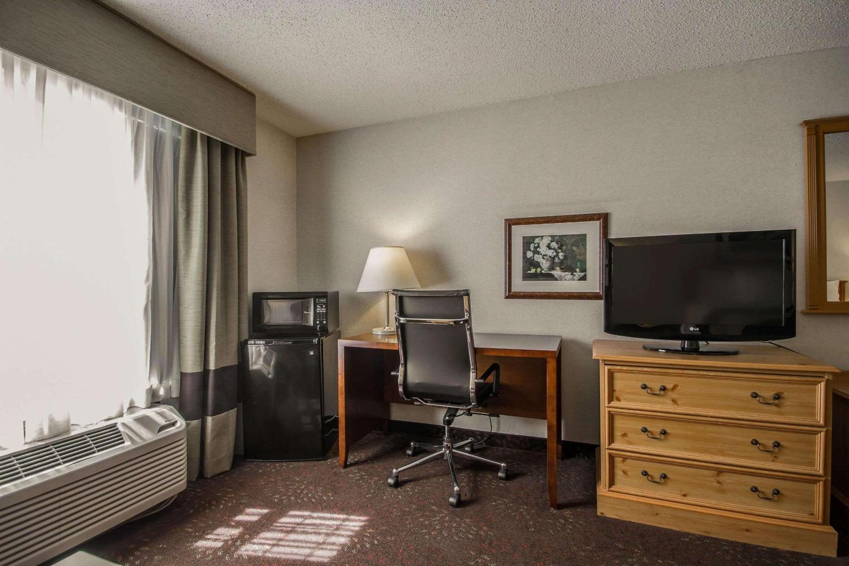 King Suite - Non-Smoking - Photo 3