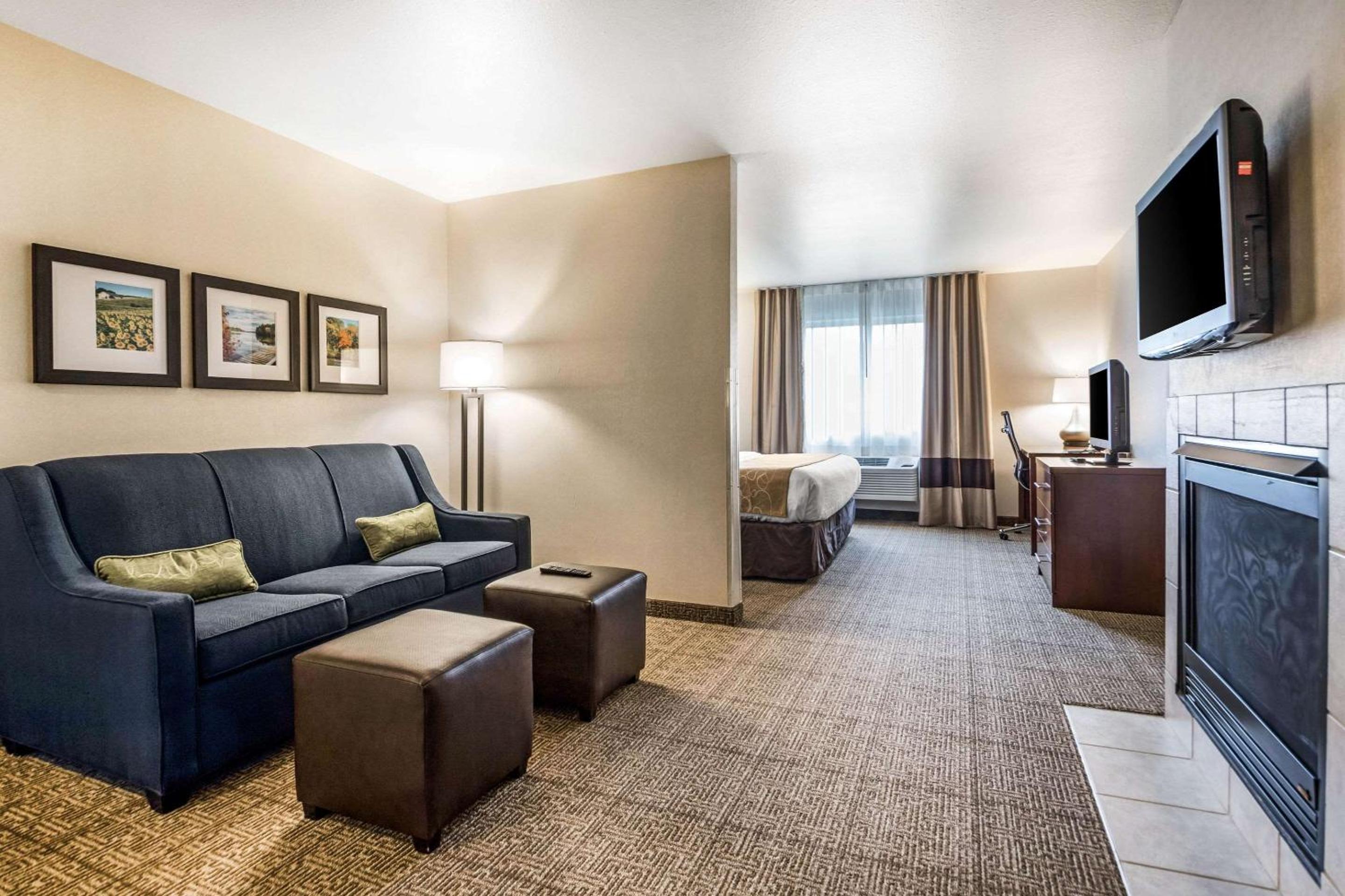 King Suite with Tub - Photo 8