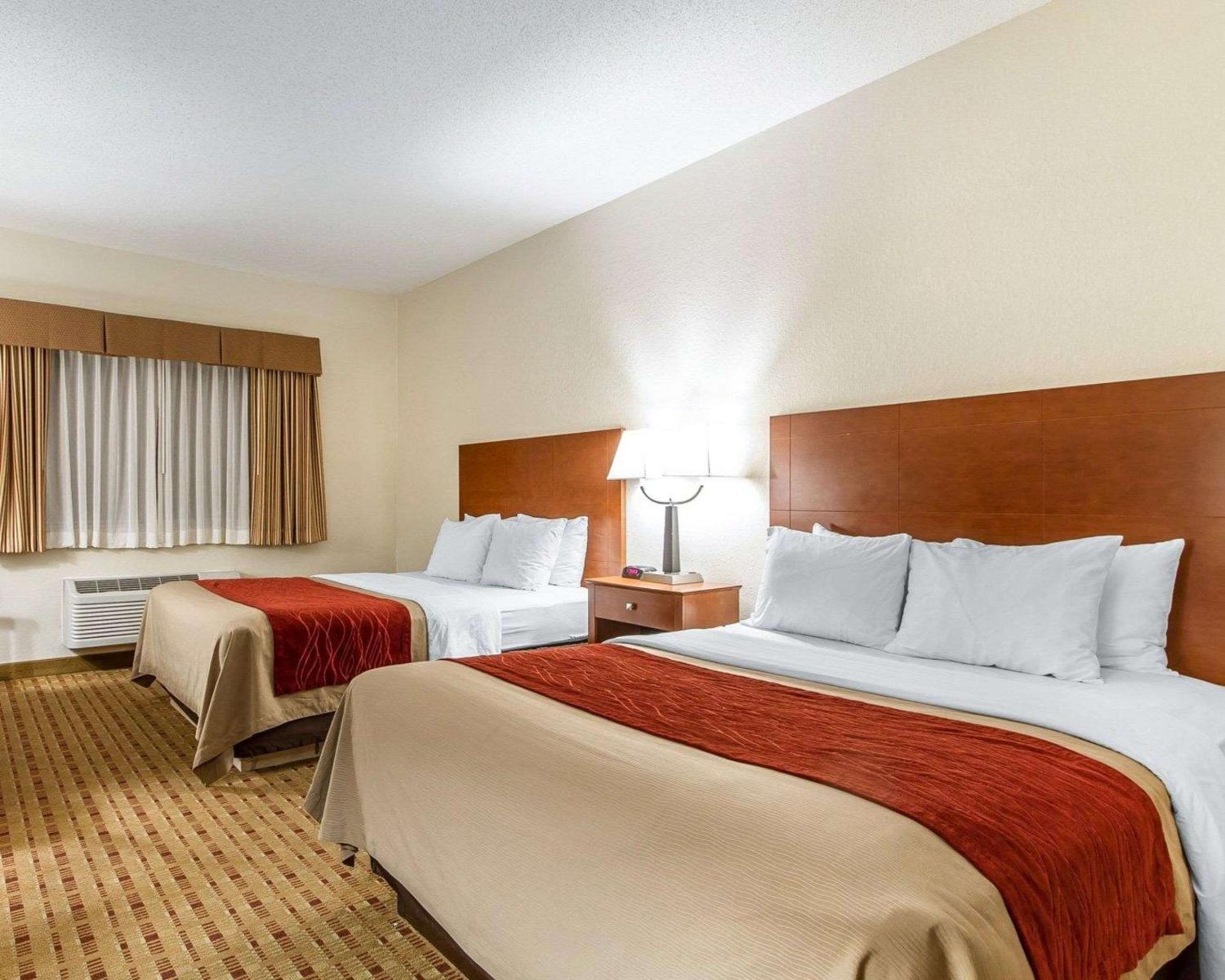Queen Room with Two Queen Beds - Non-Smoking - Photo 3