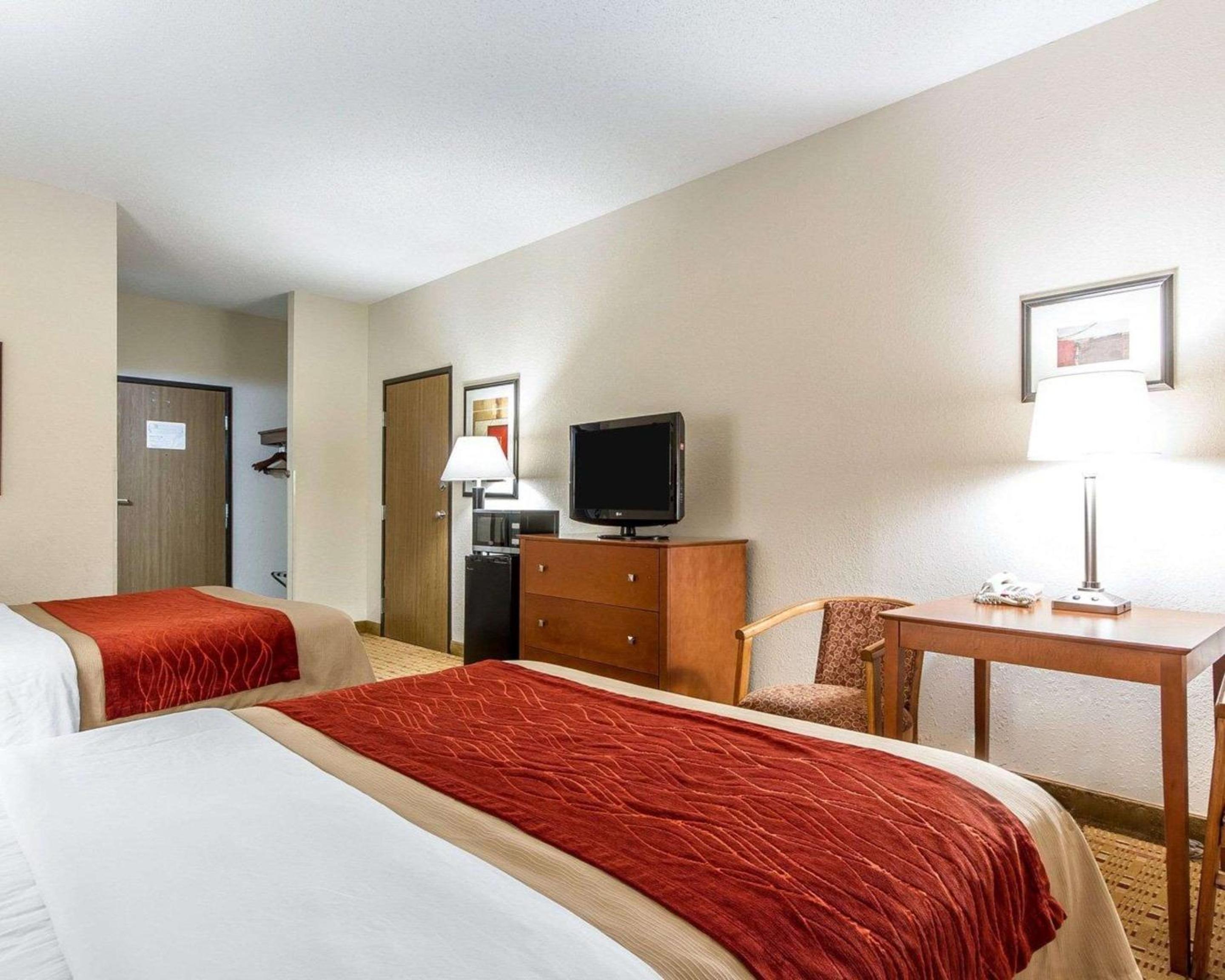 Queen Room with Two Queen Beds - Non-Smoking - Photo 4