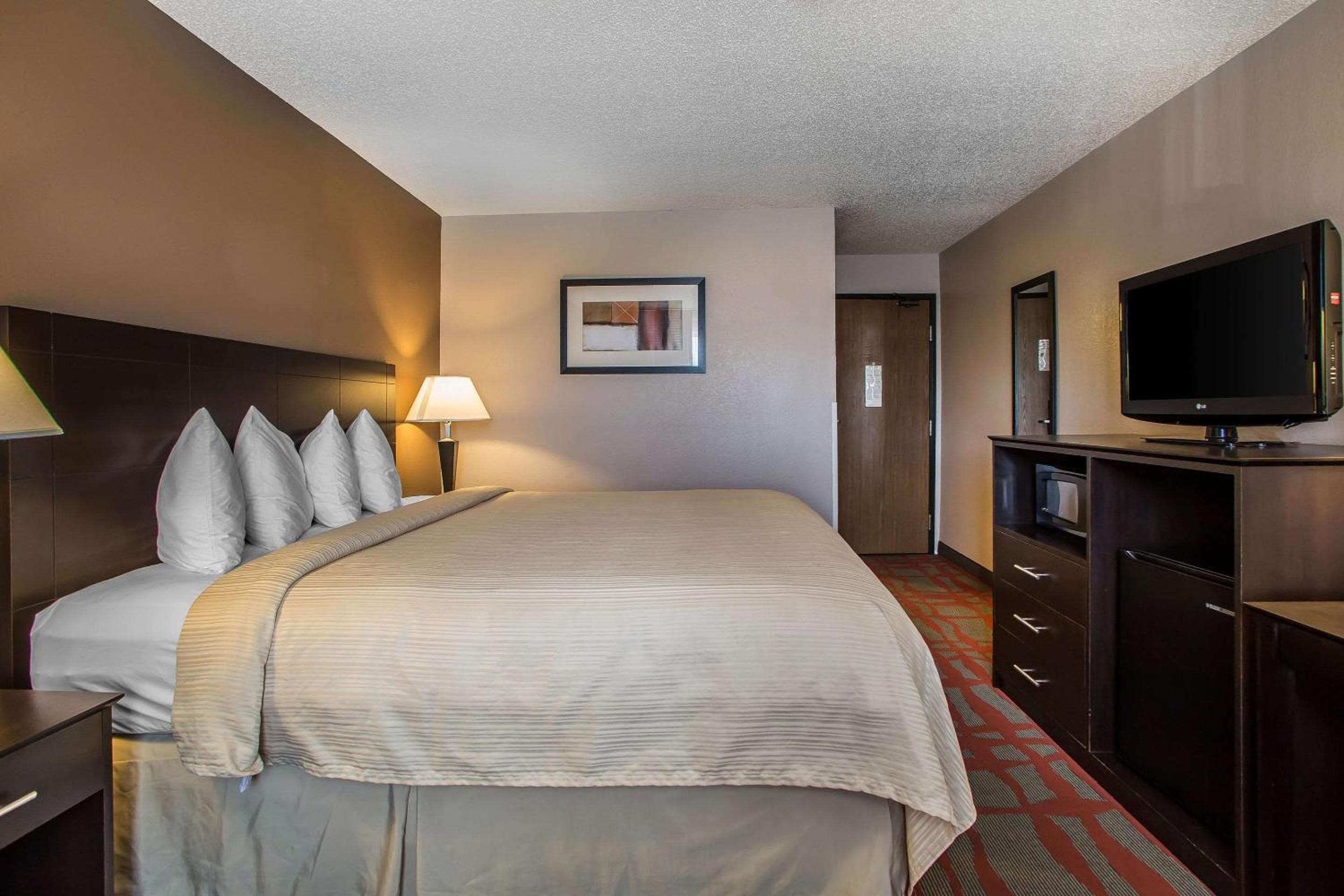King Room - Non-Smoking - Photo 1