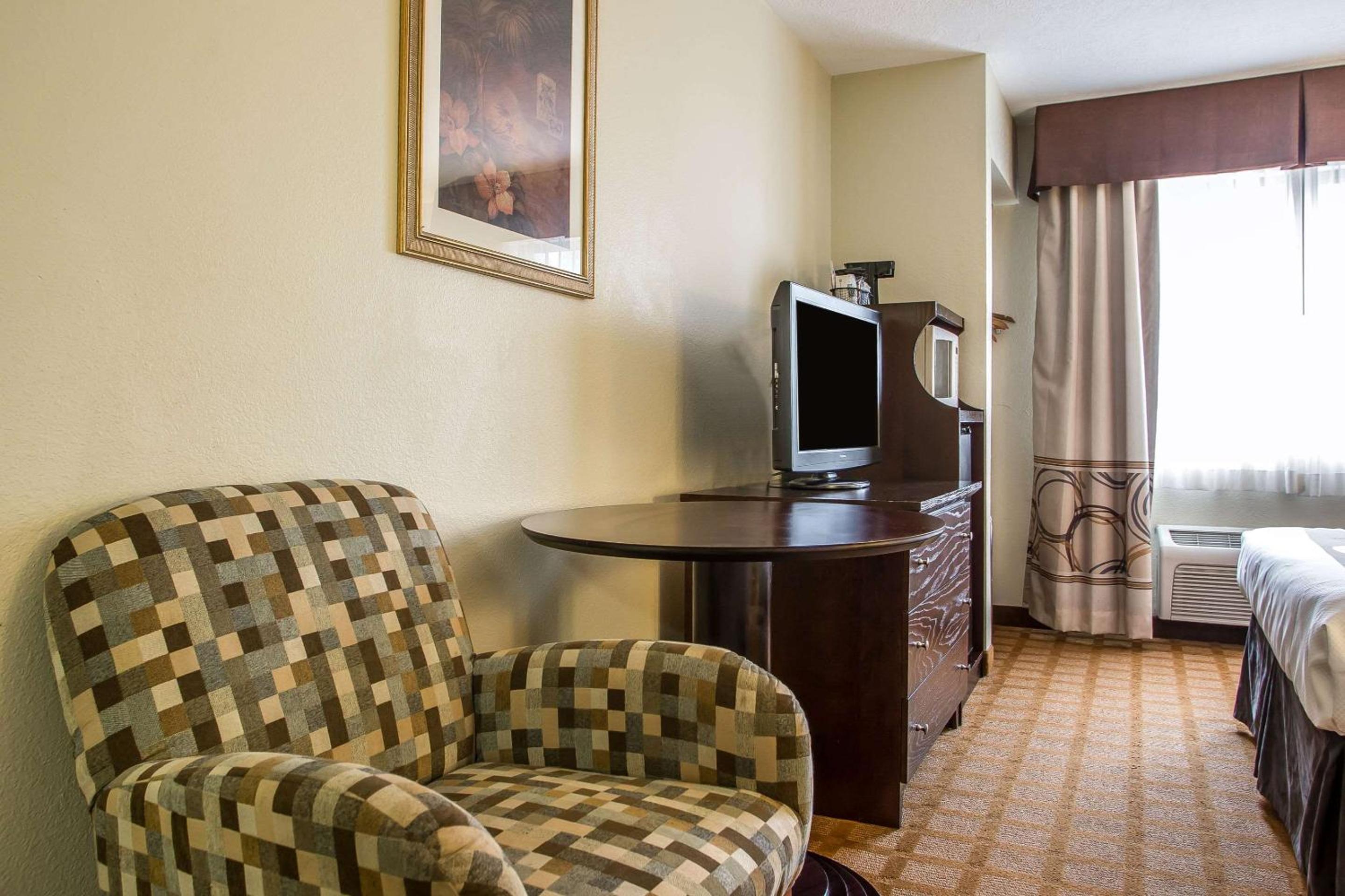 Queen Room with Two Queen Beds - Non-Smoking - Photo 2