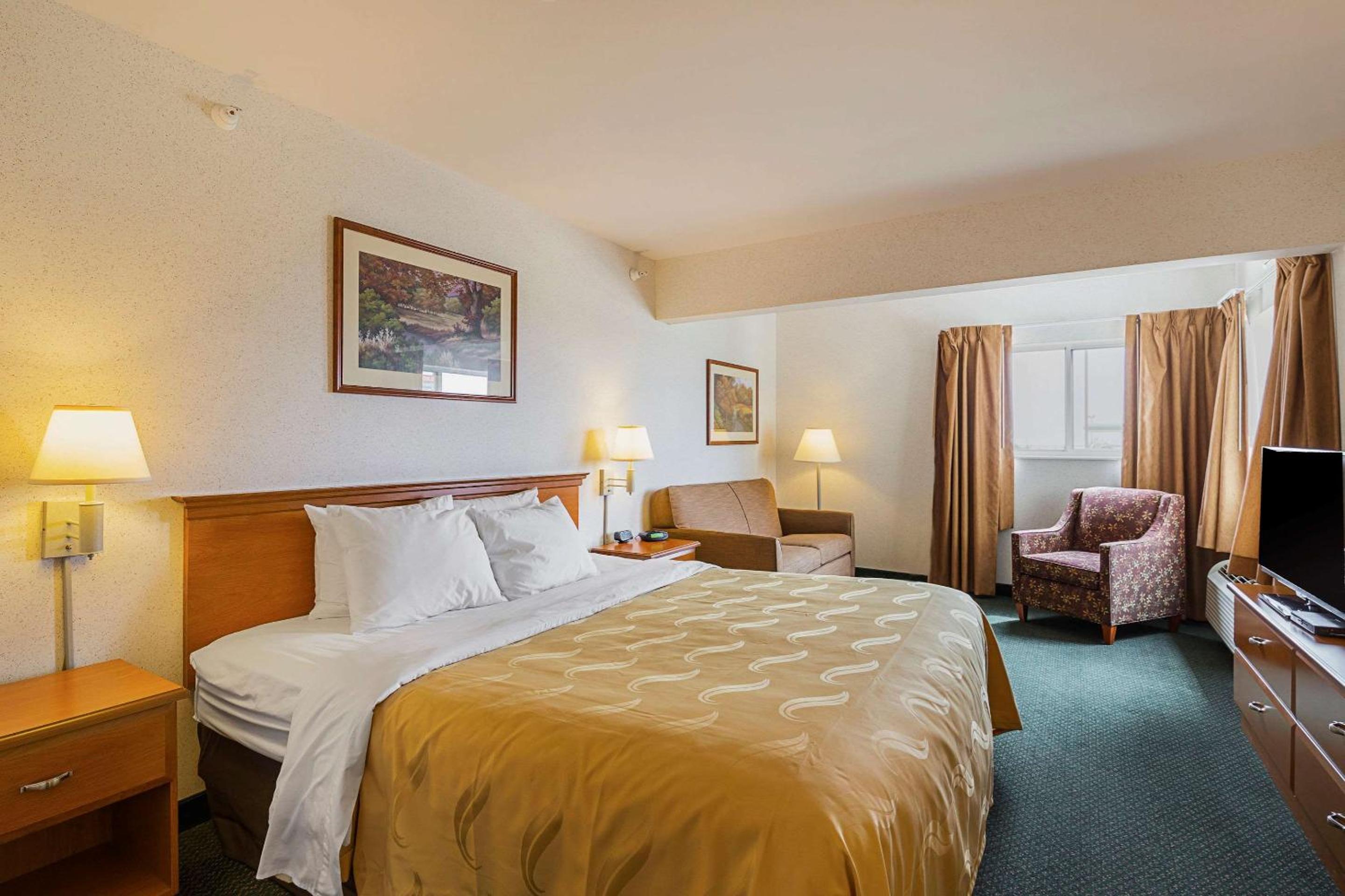 King Suite - Non-Smoking - Photo 3