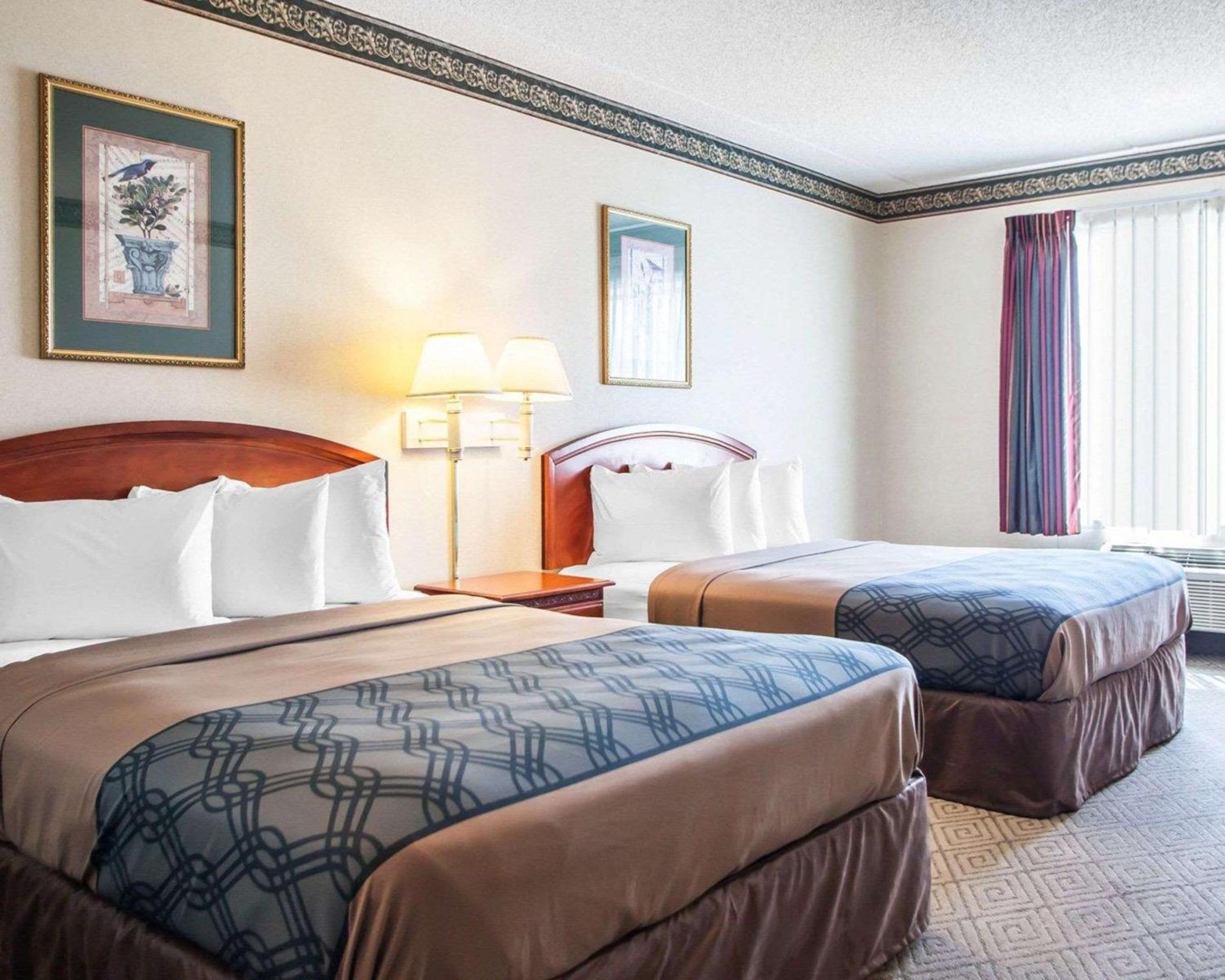 Queen Room with Two Queen Beds - Non-Smoking - Photo 3