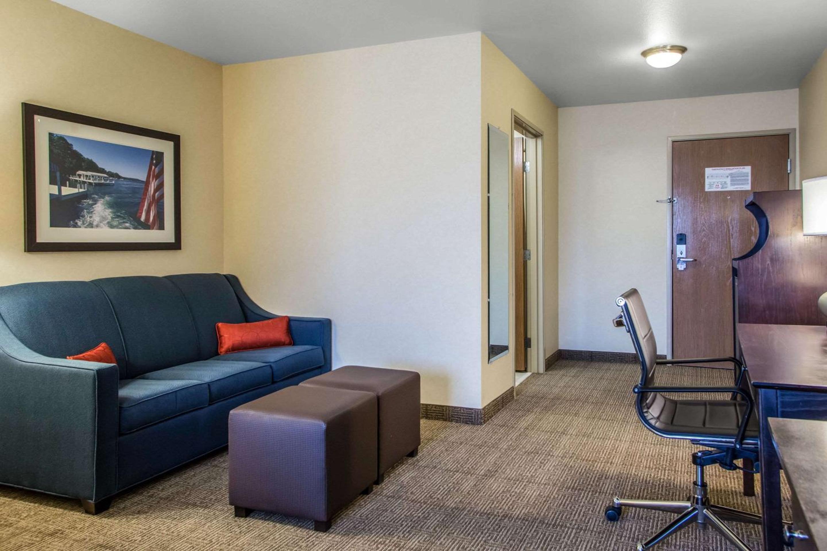 King Suite with Sofa Bed - Non-Smoking - Photo 3