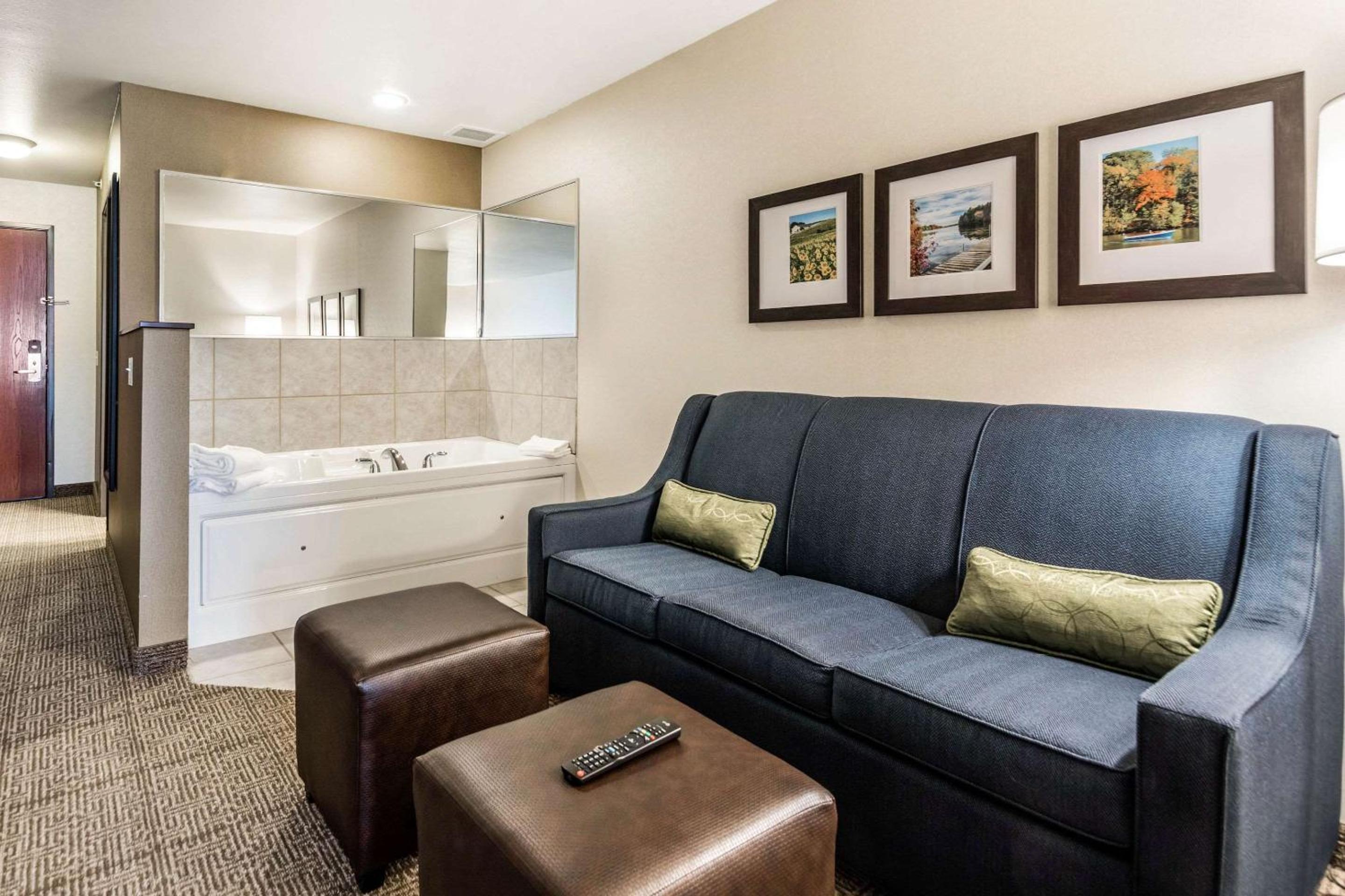 King Suite with Tub - Photo 3
