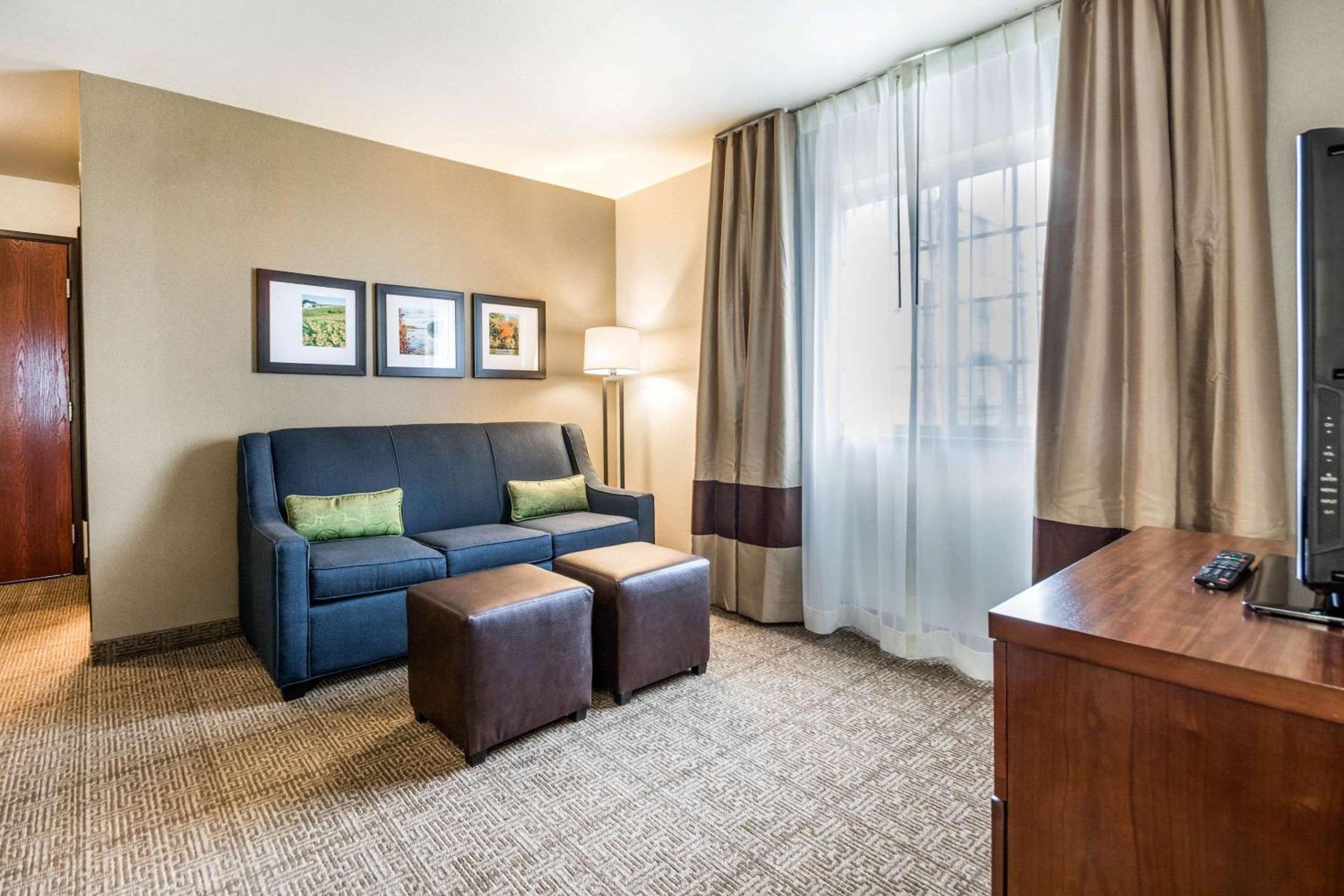 King Suite with Tub - Photo 4