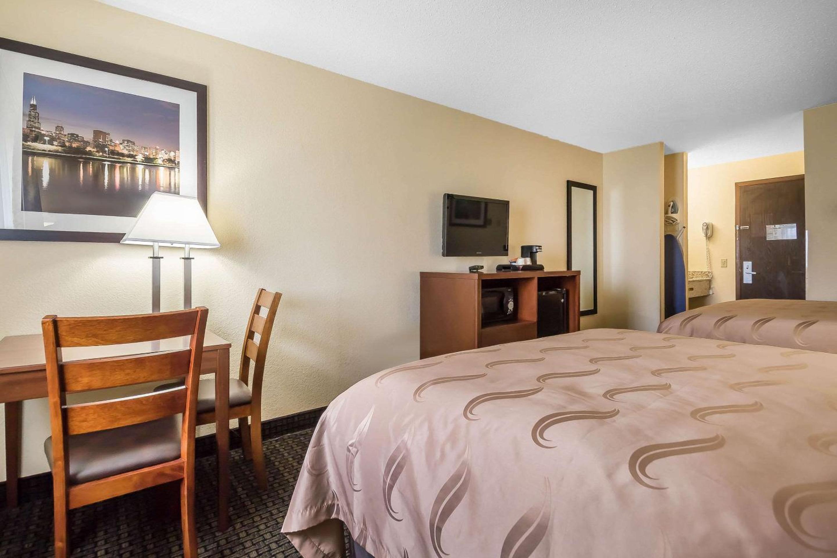 Queen Room with Two Queen Beds - Non-Smoking photo 3