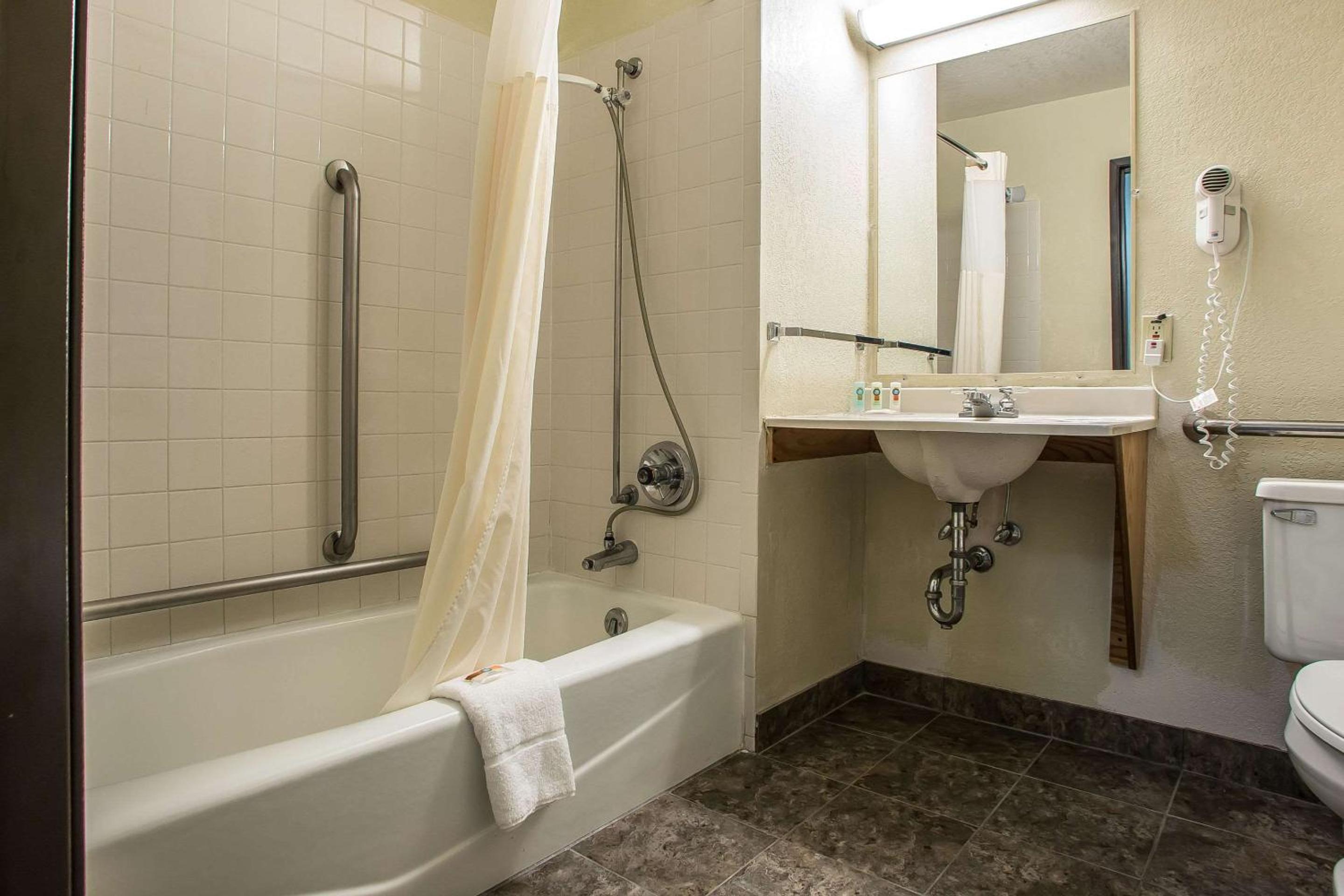 Queen Room - Accessible/Non-Smoking - Photo 3
