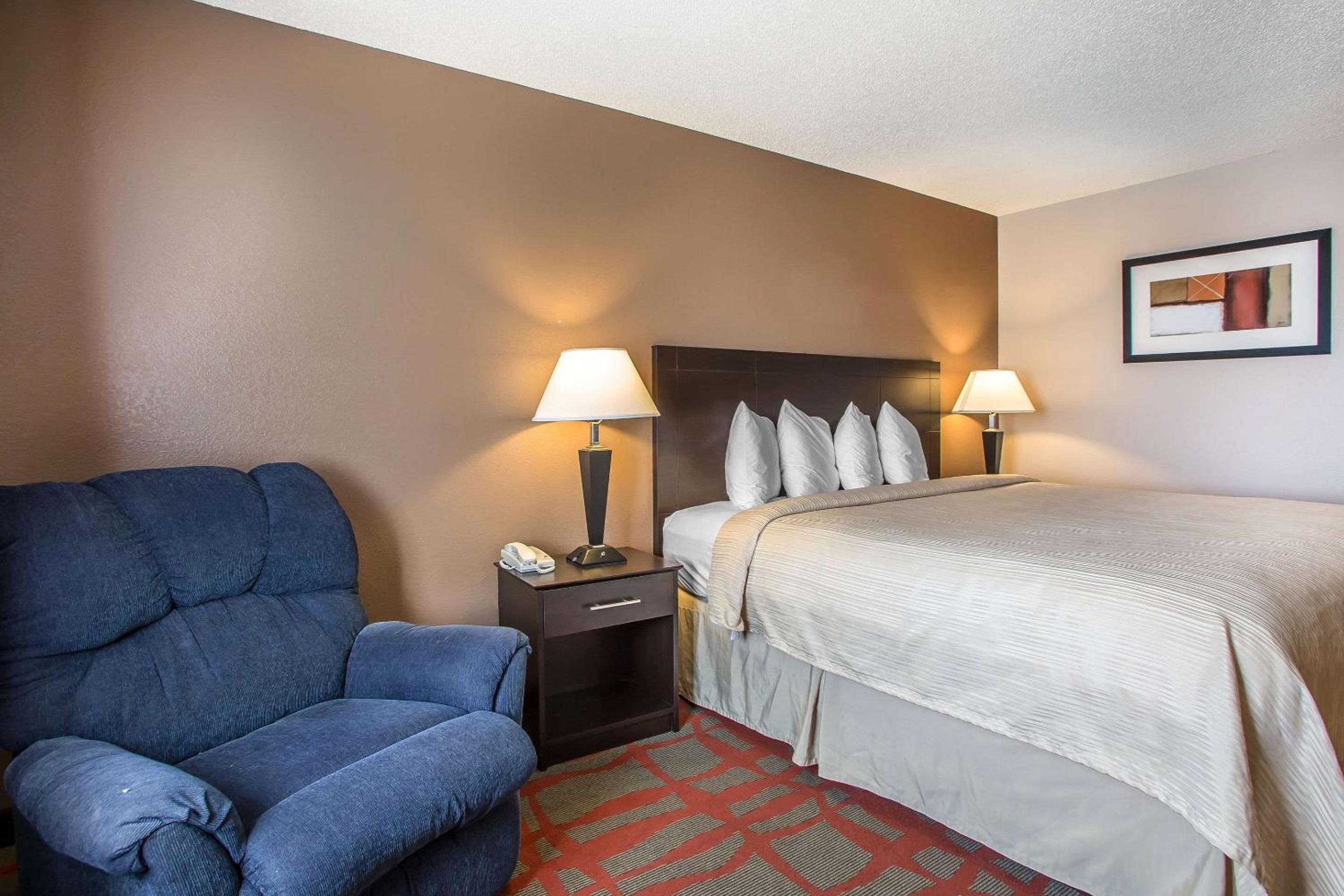 King Room - Non-Smoking - Photo 2
