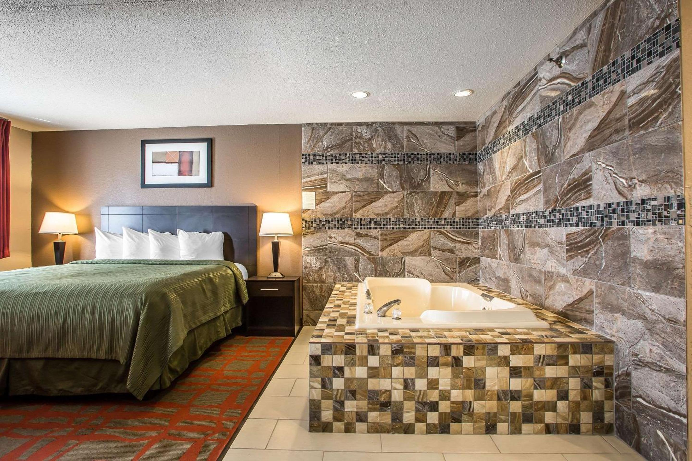 King Suite- Non- Smoking - Photo 2