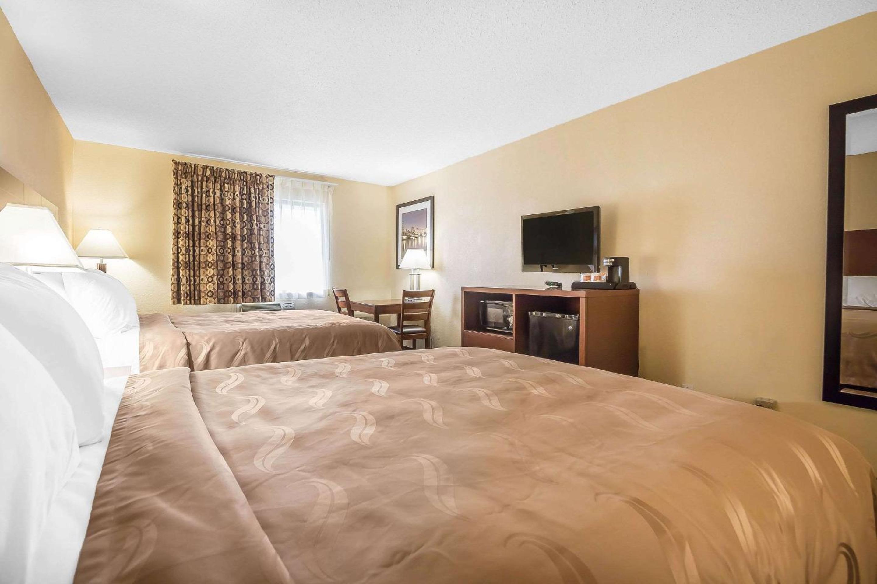 Queen Room with Two Queen Beds - Non-Smoking photo 2