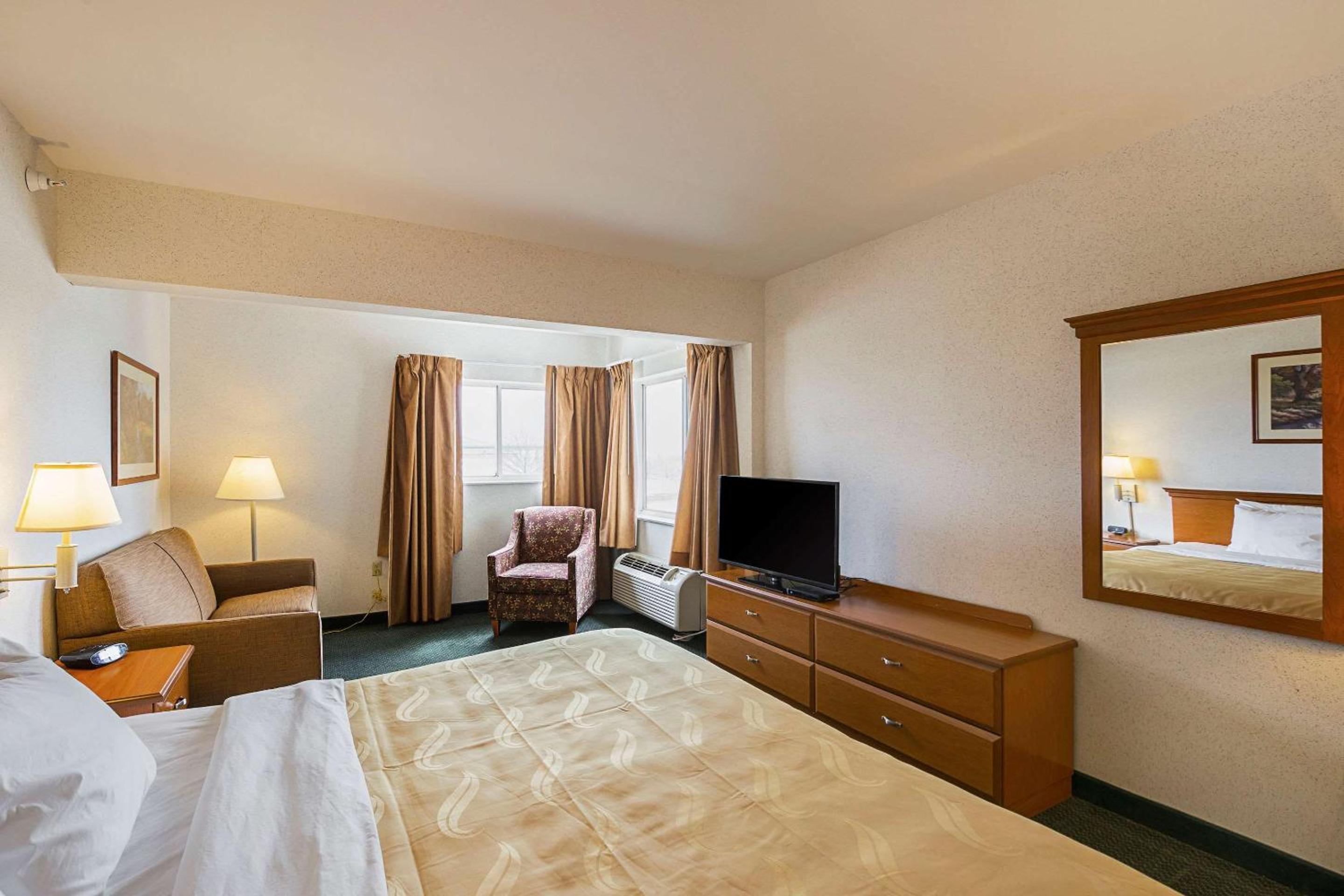 King Suite - Non-Smoking - Photo 4