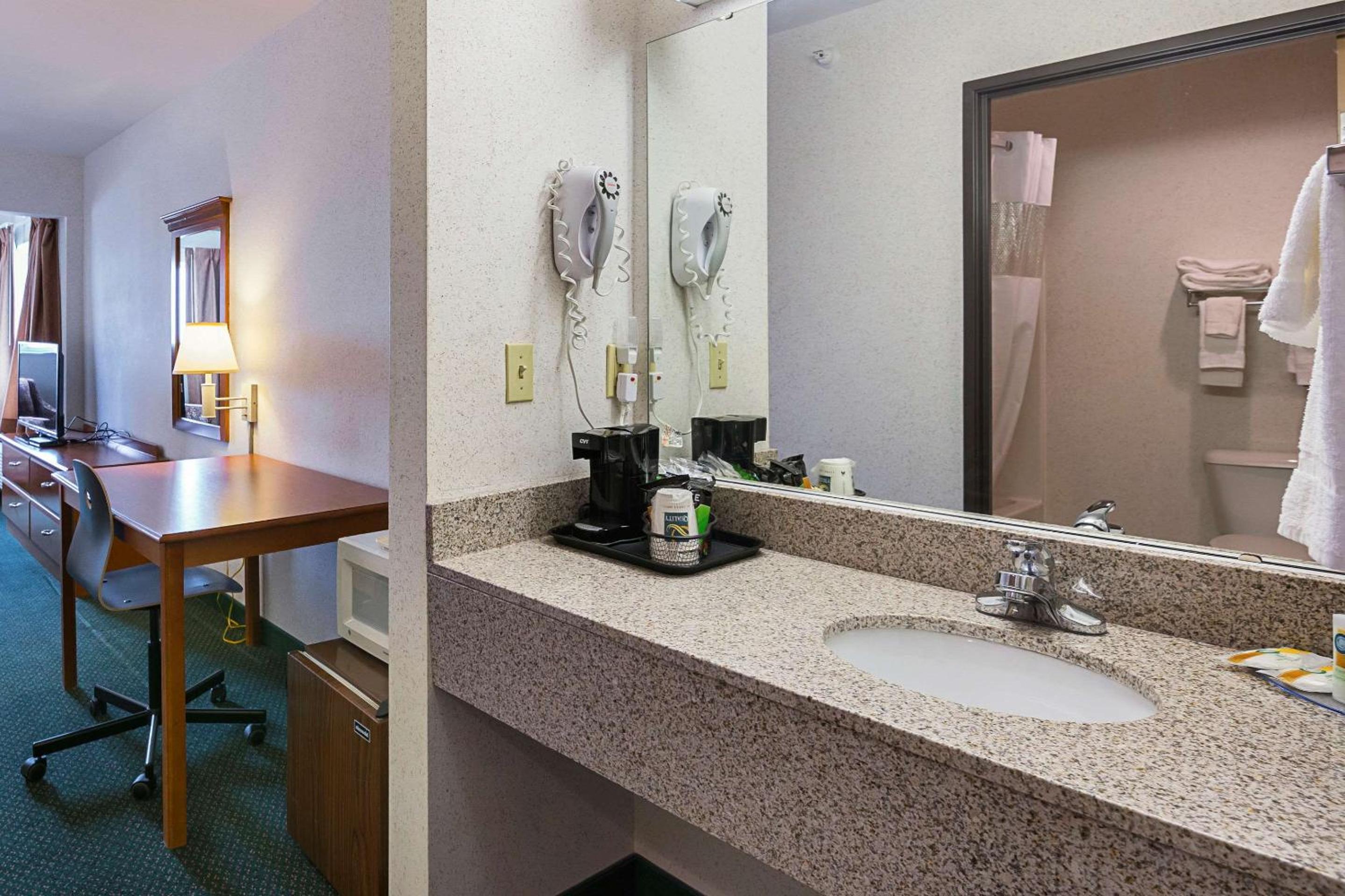 King Suite - Non-Smoking - Photo 2
