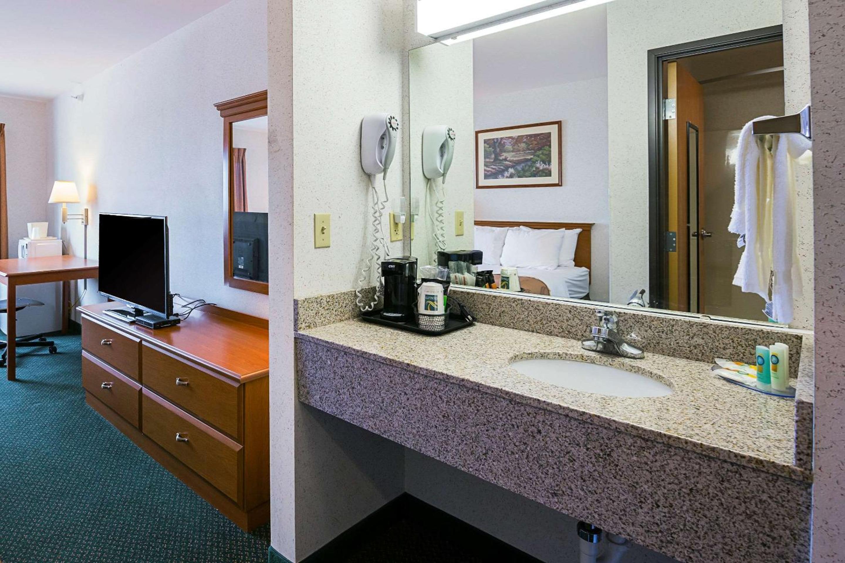 Queen Room with Two Queen Beds - Non-Smoking - Photo 2