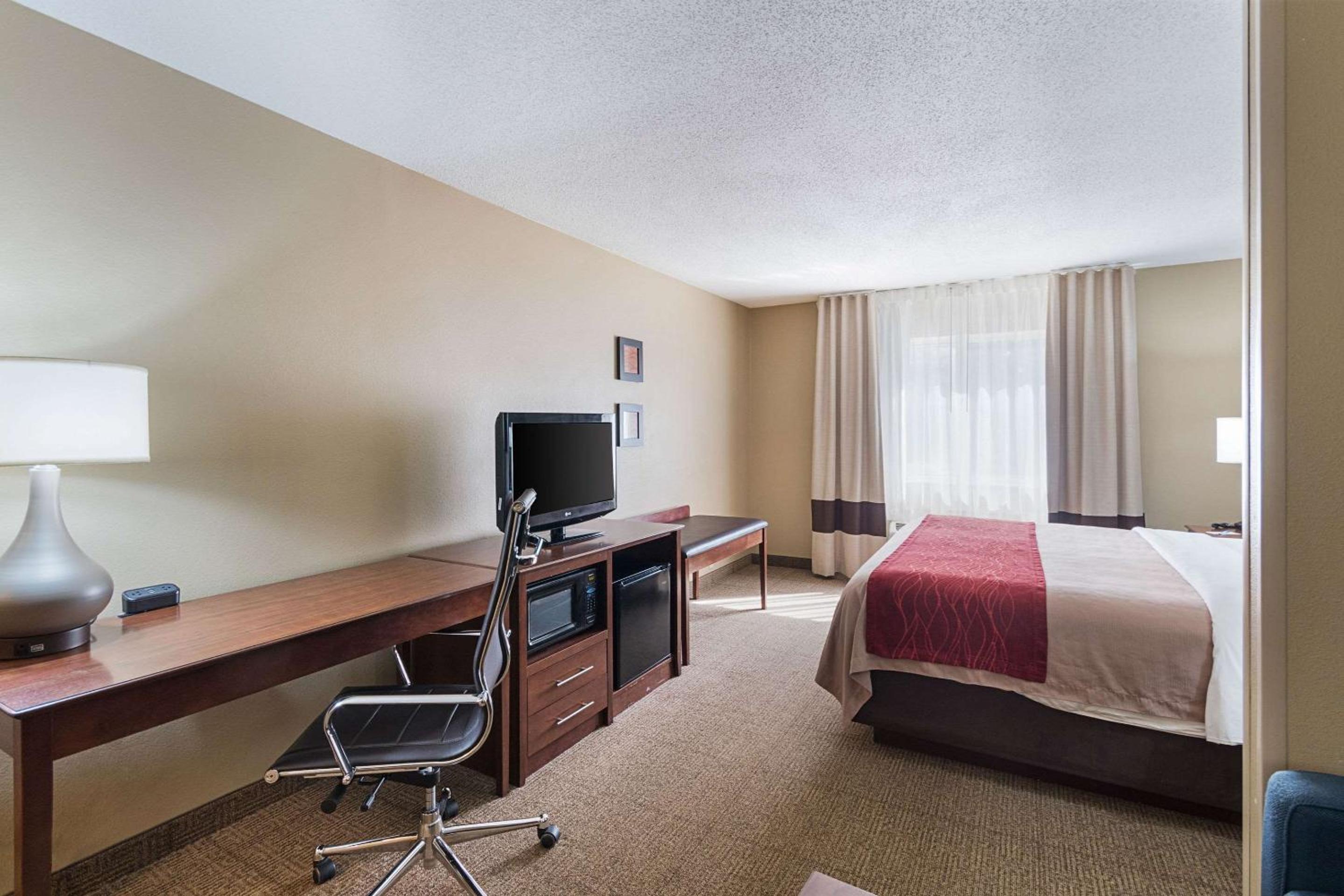 Suite, King Bed, Non-Smoking - Photo 2