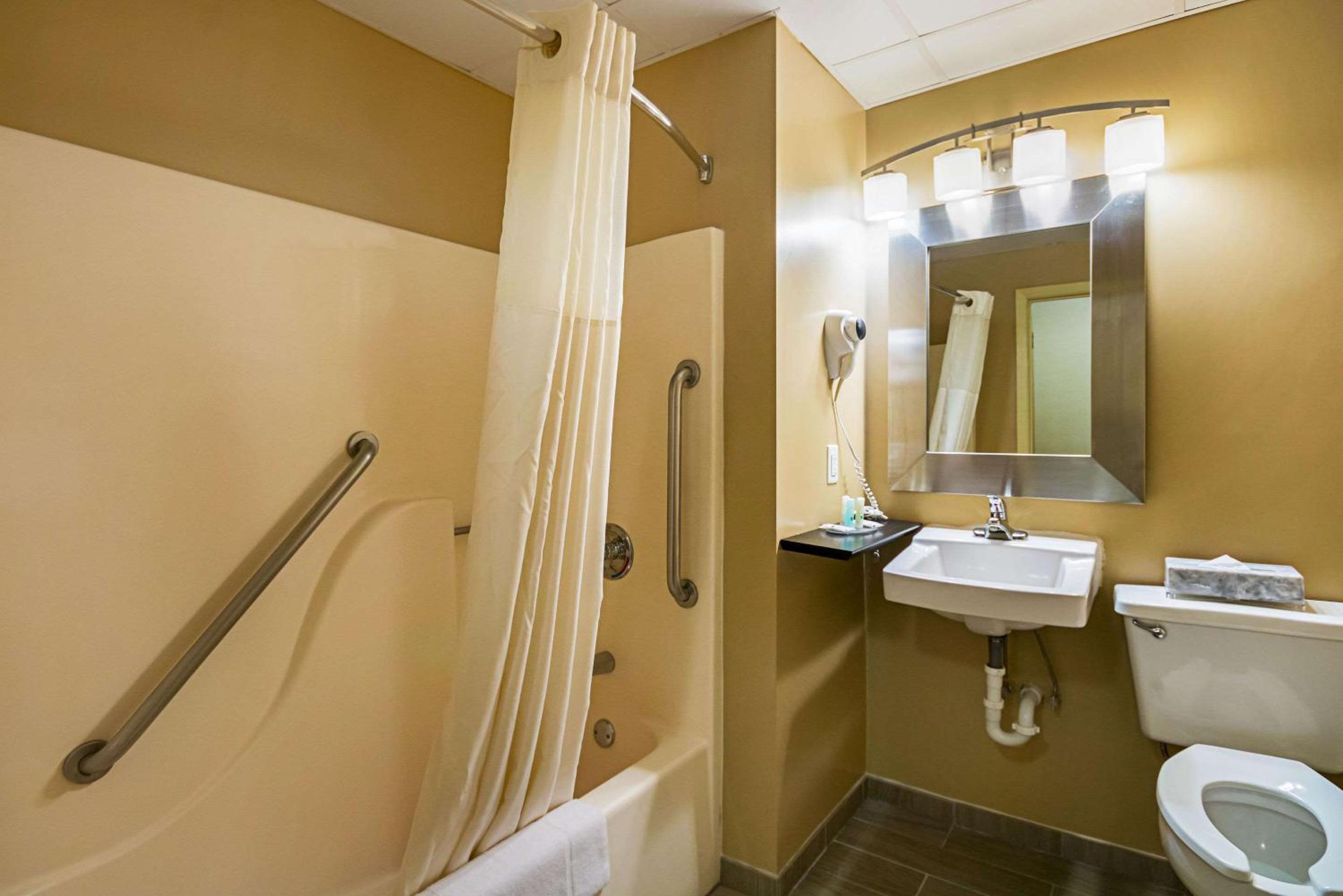 Double Room with Two Double Beds - Disability Access/Non-Smoking - Photo 3
