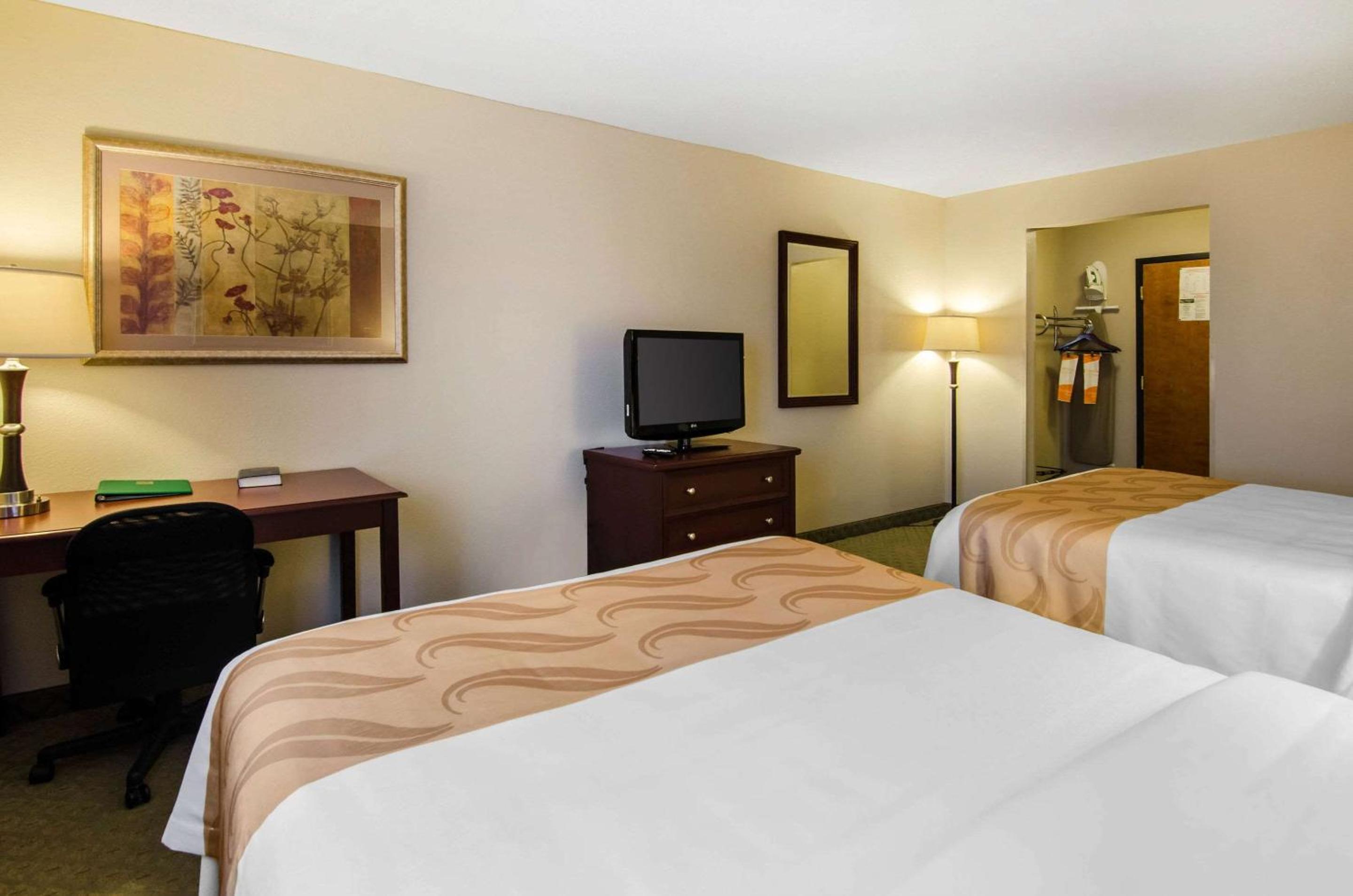 Queen Room with Two Queen Beds - Non-Smoking - Photo 4