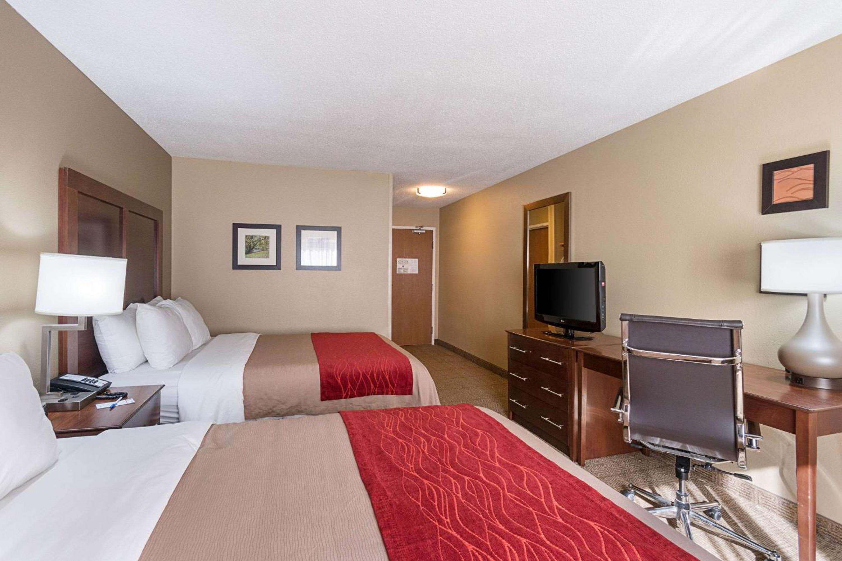 Standard, Two Queen Beds, Non-Smoking - Photo 4