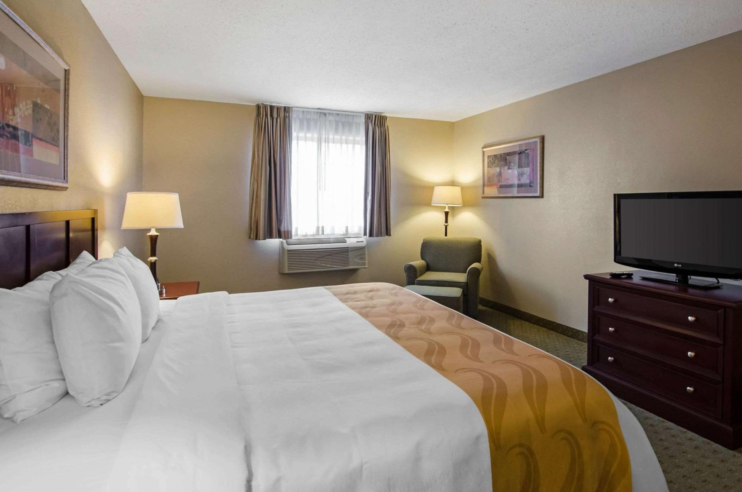 King Room - Non-Smoking - Photo 3