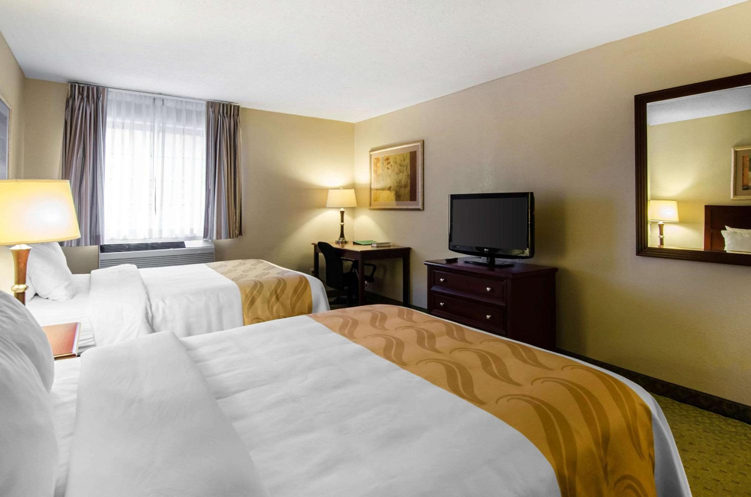 Queen Room with Two Queen Beds - Non-Smoking - Photo 2