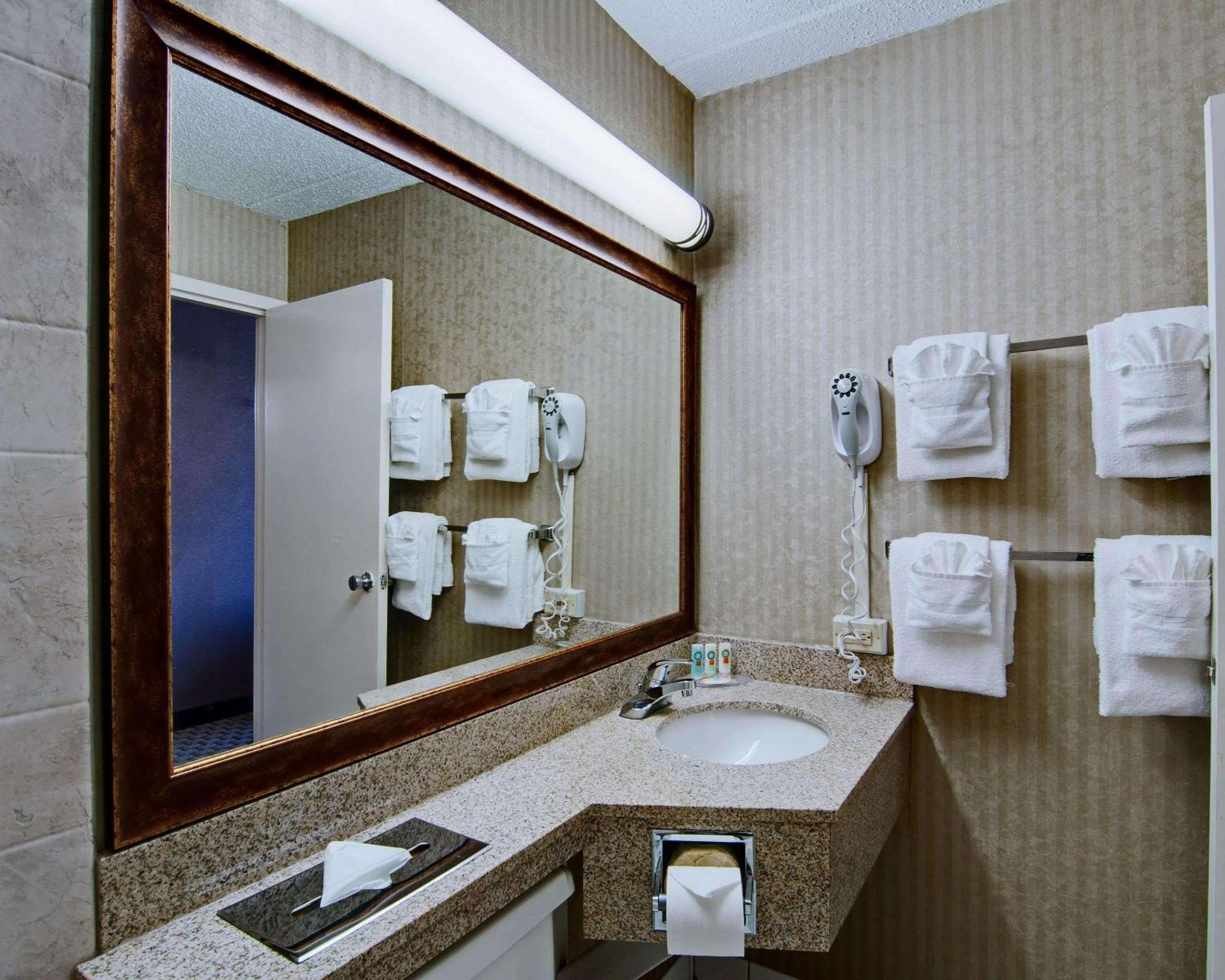 Double Room with Two Double Beds - Non-Smoking - Photo 6