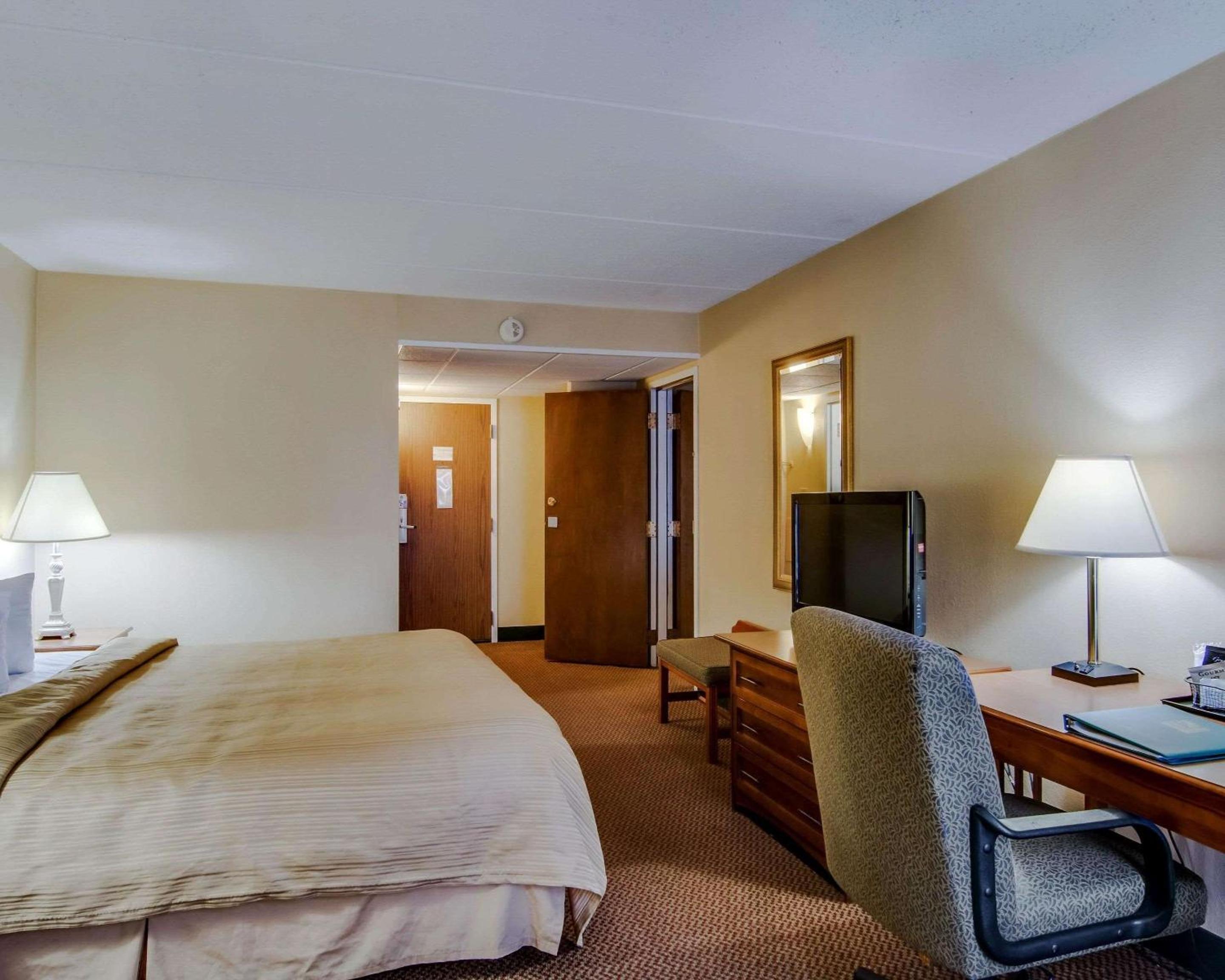 Queen Room - Accessible/Non-Smoking - Photo 4
