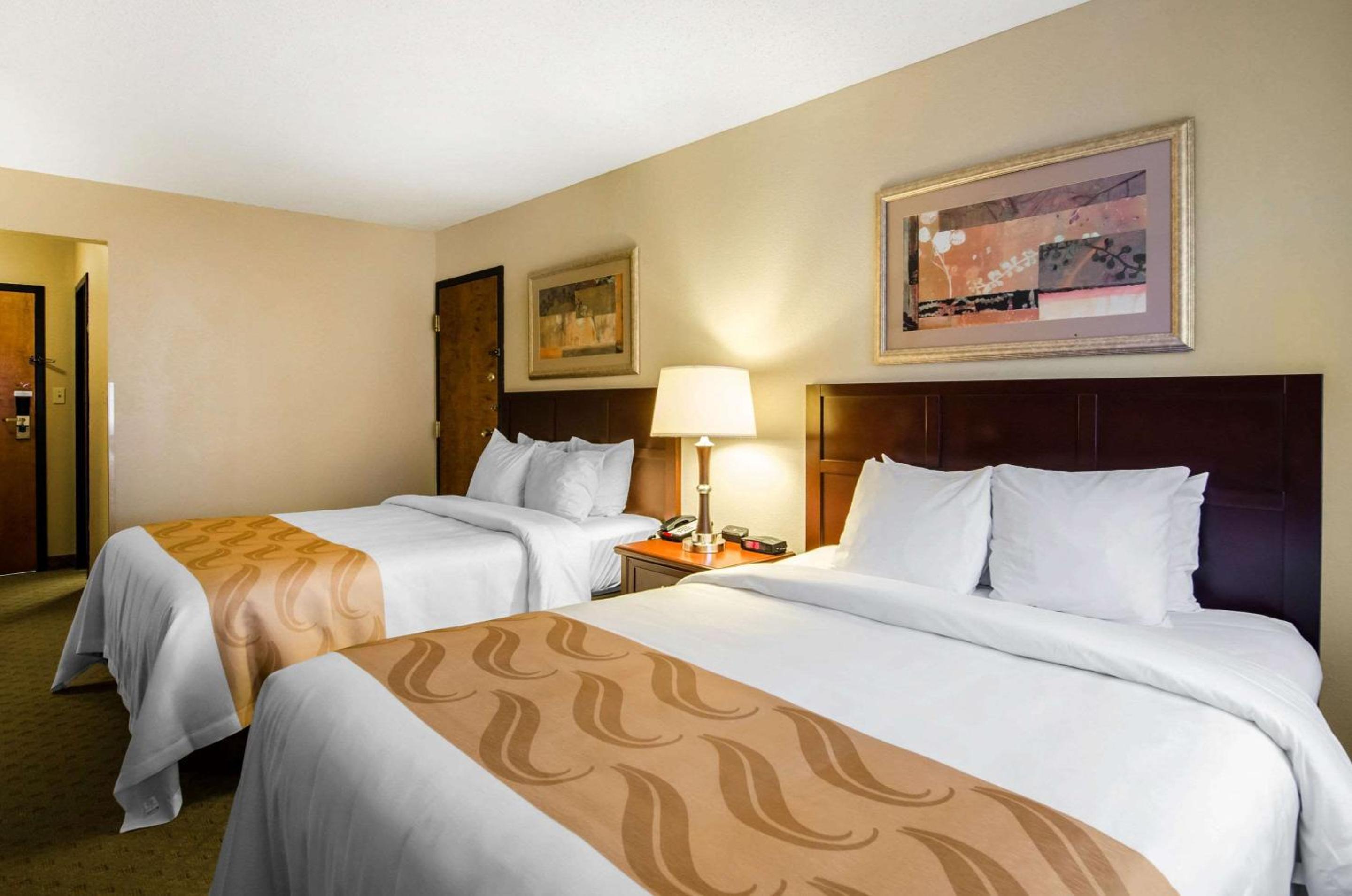 Queen Room with Two Queen Beds - Non-Smoking - Photo 3