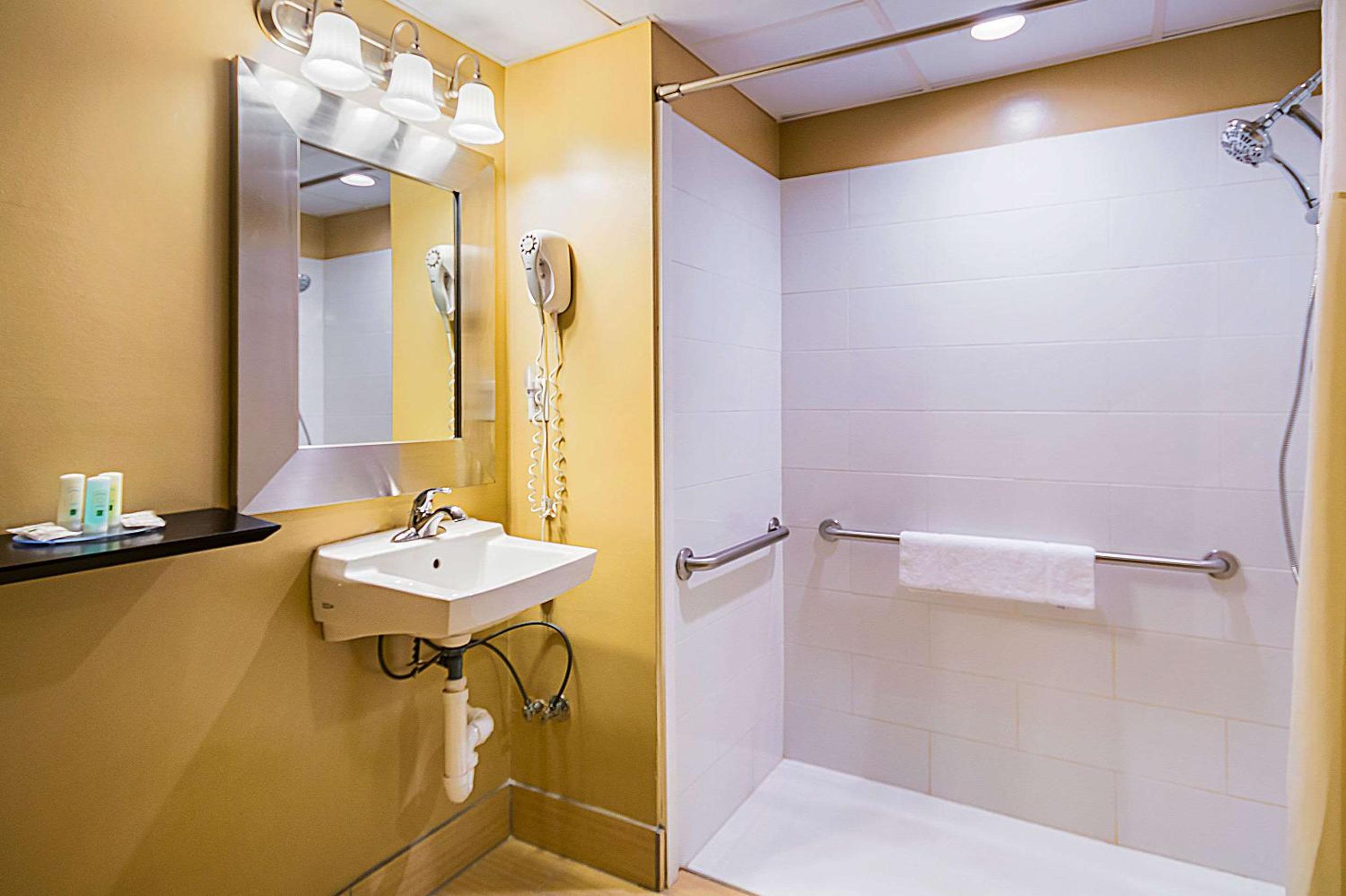 Queen Room - Accessible/Nonsmoking - Photo 3