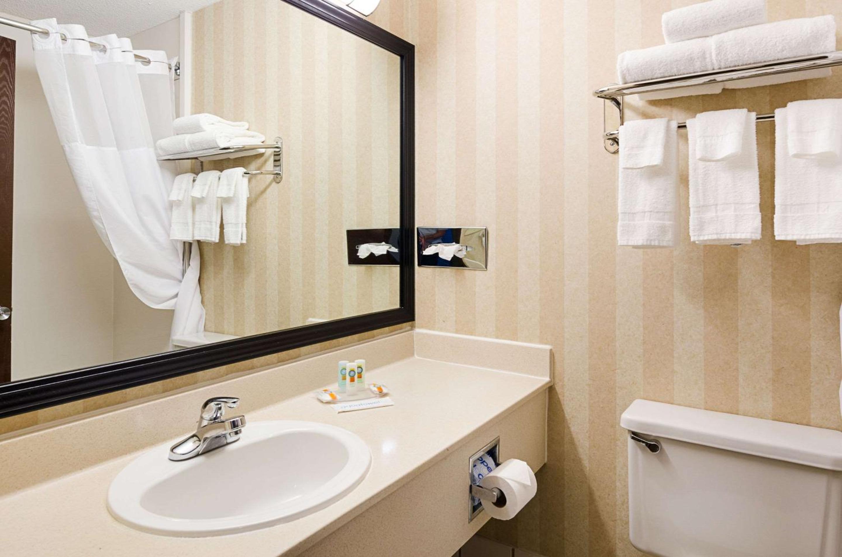 King Room - Non-Smoking photo 2