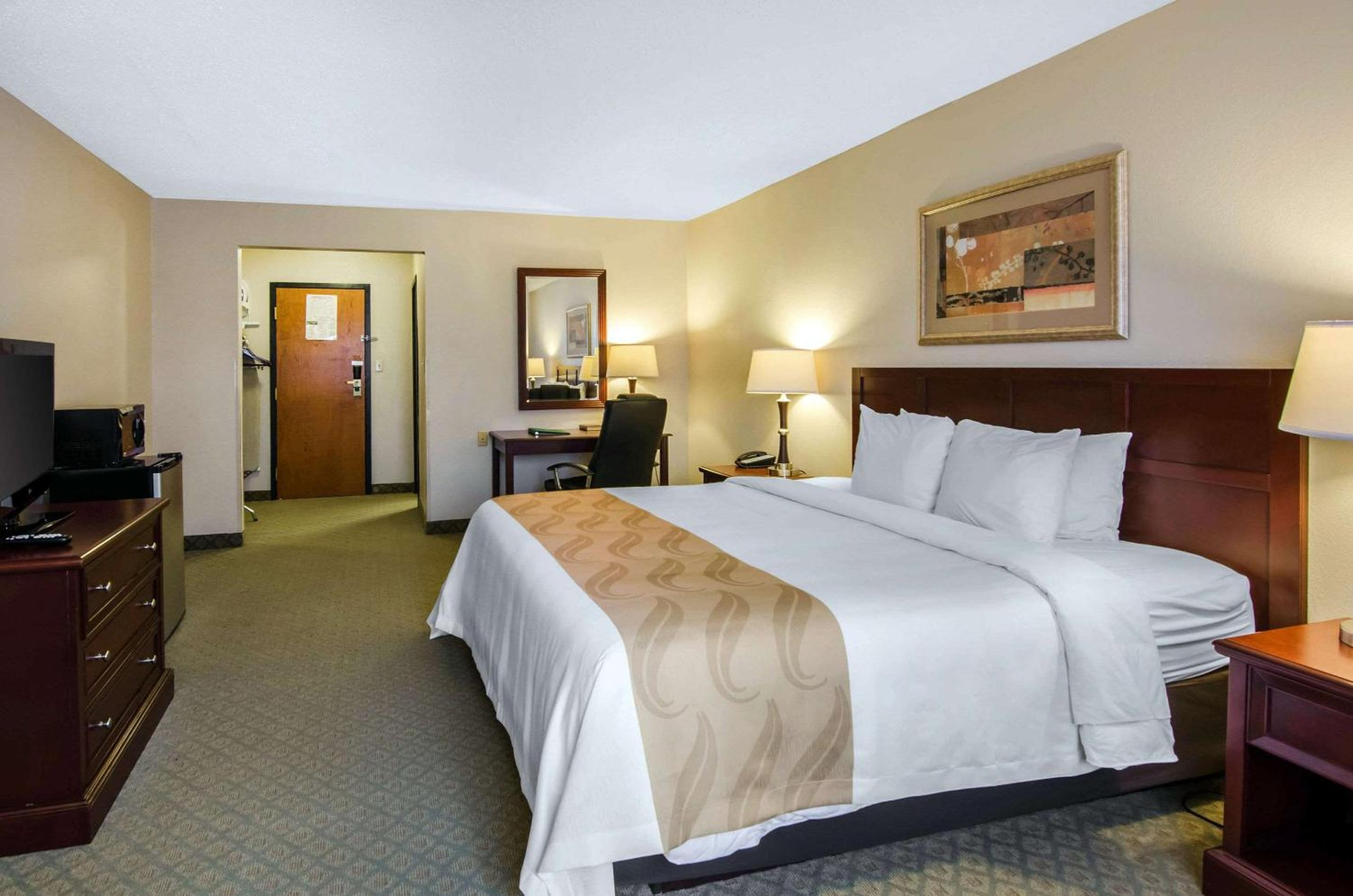 King Room - Non-Smoking - Photo 2