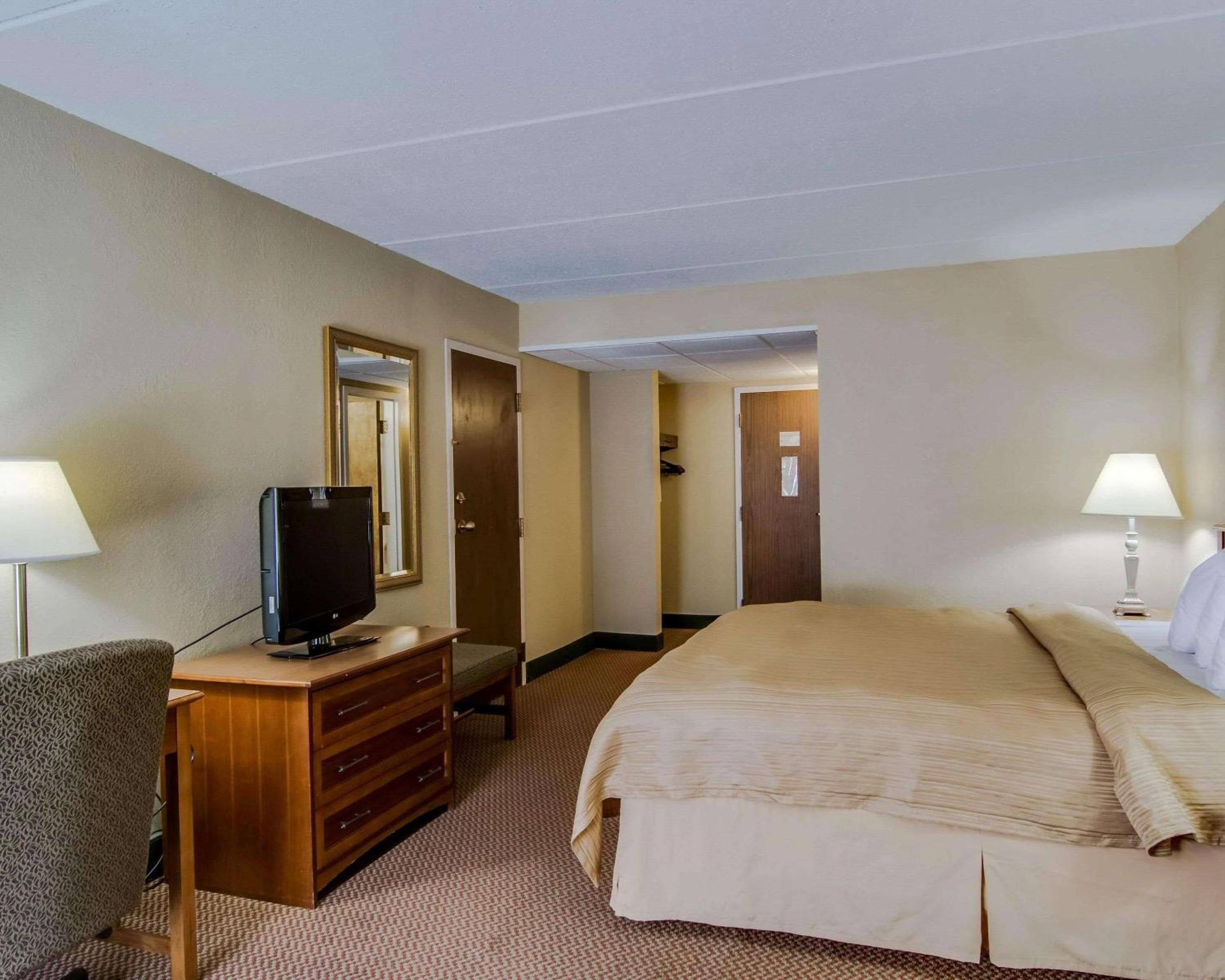 Queen Room - Accessible/Non-Smoking - Photo 2