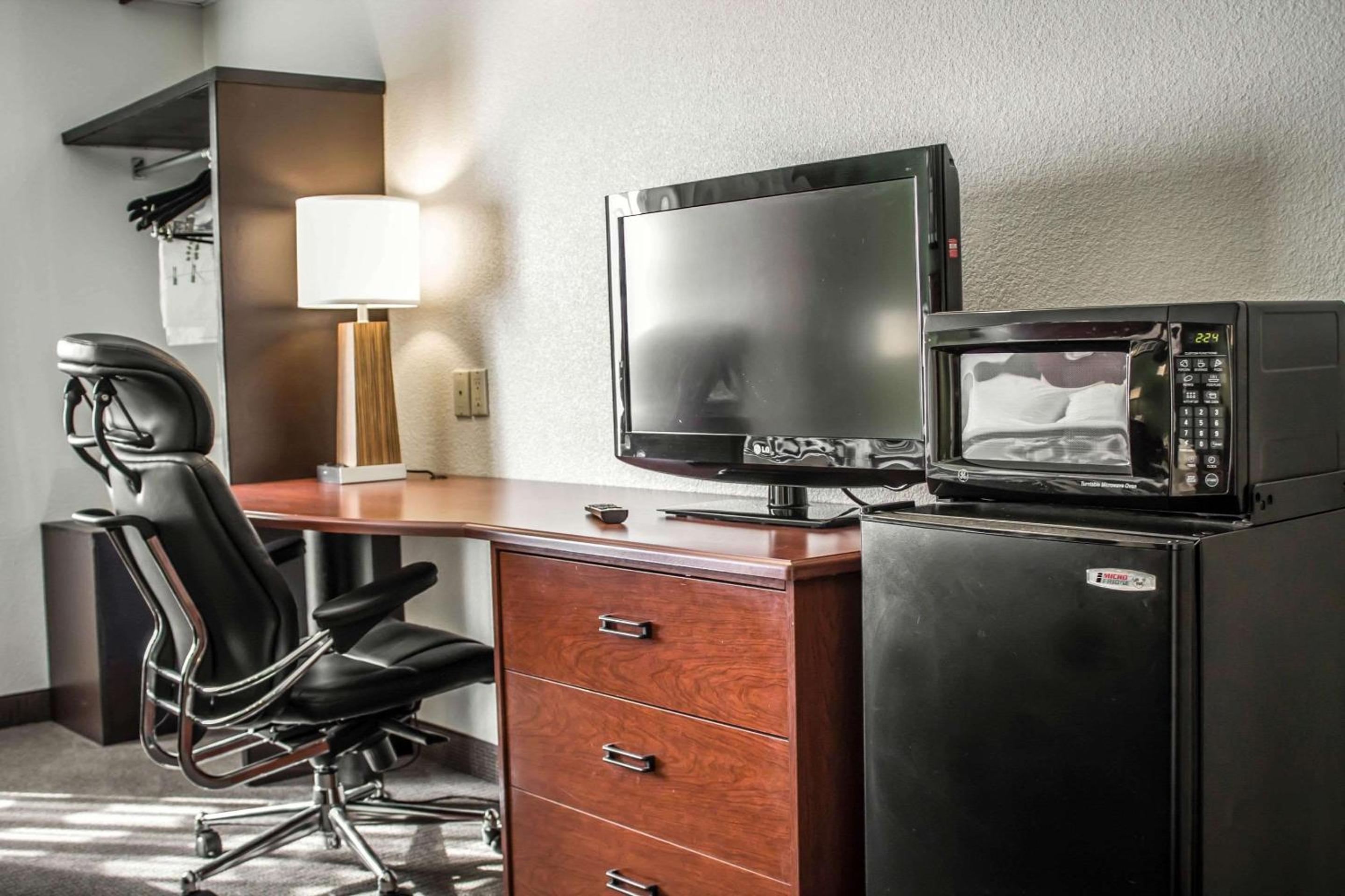 King Room - Non-Smoking - Photo 4