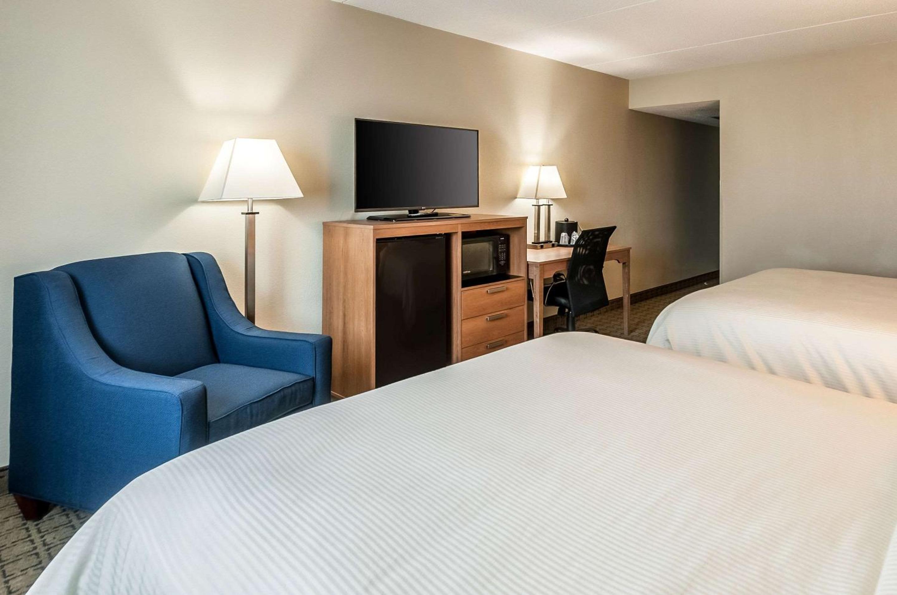 Standard Queen Room with Two Queen Beds - Photo 2