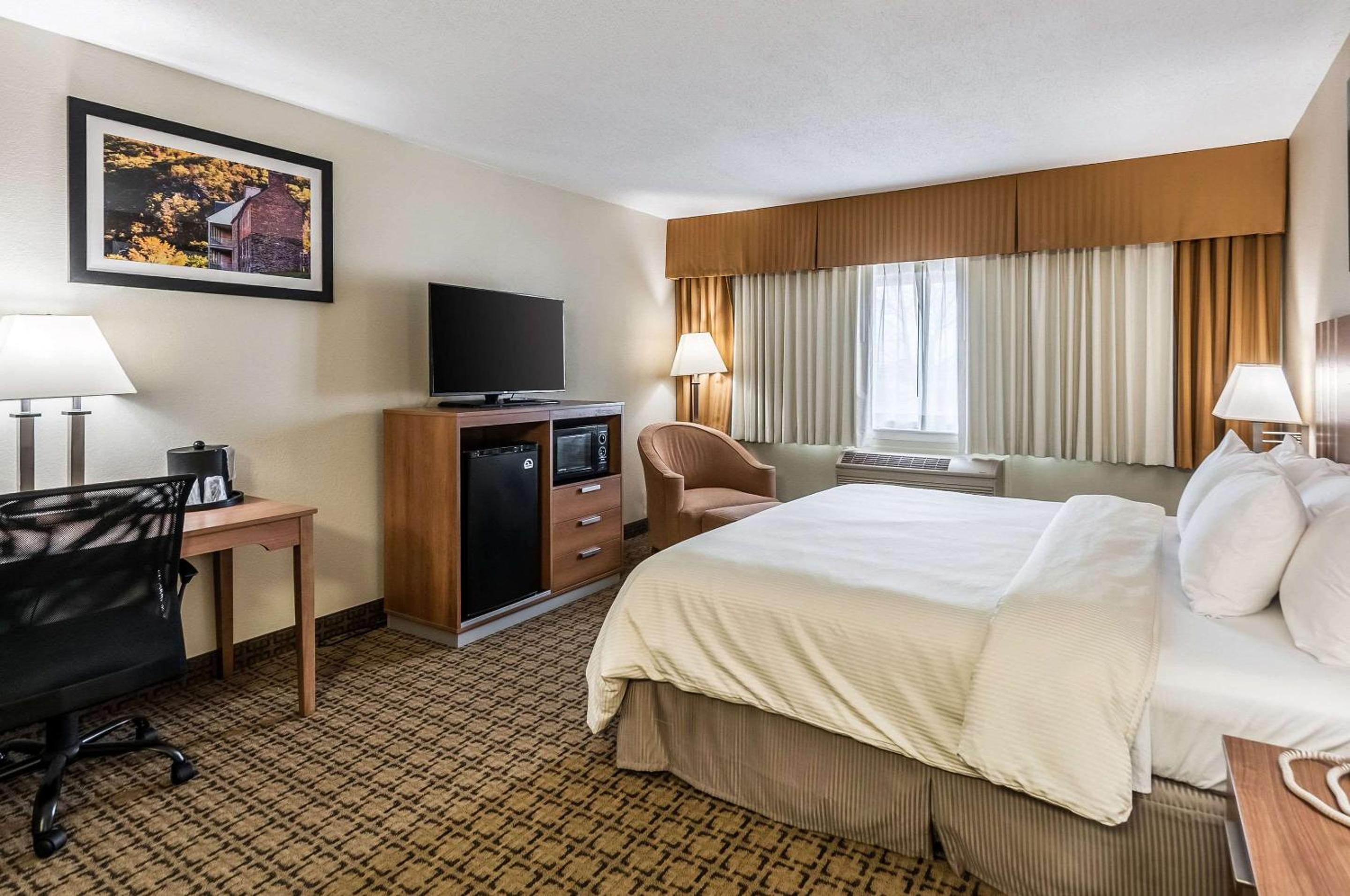 Standard King Room - Non-Smoking  - Photo 5