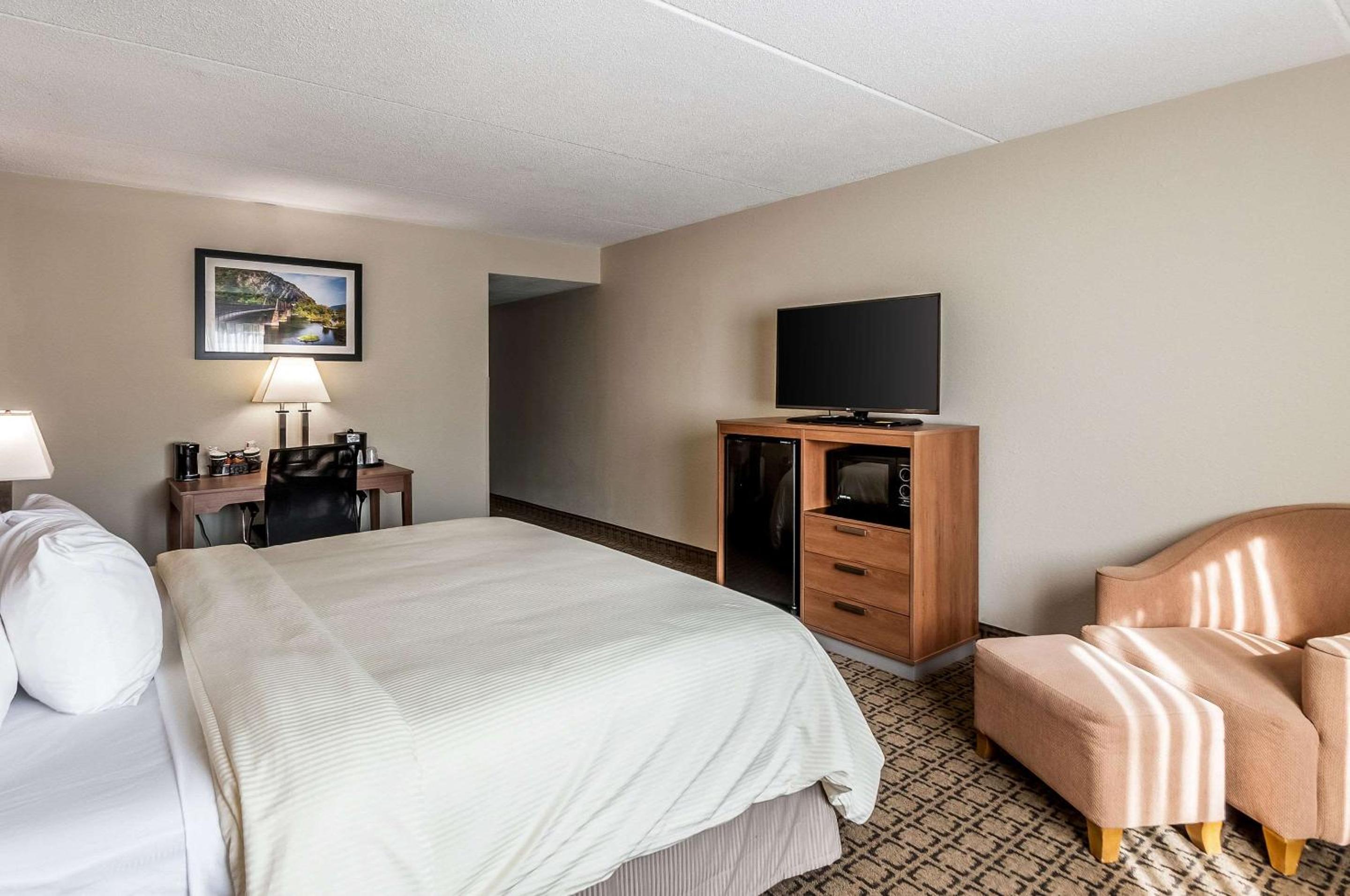 Standard King Room - Non-Smoking  - Photo 2