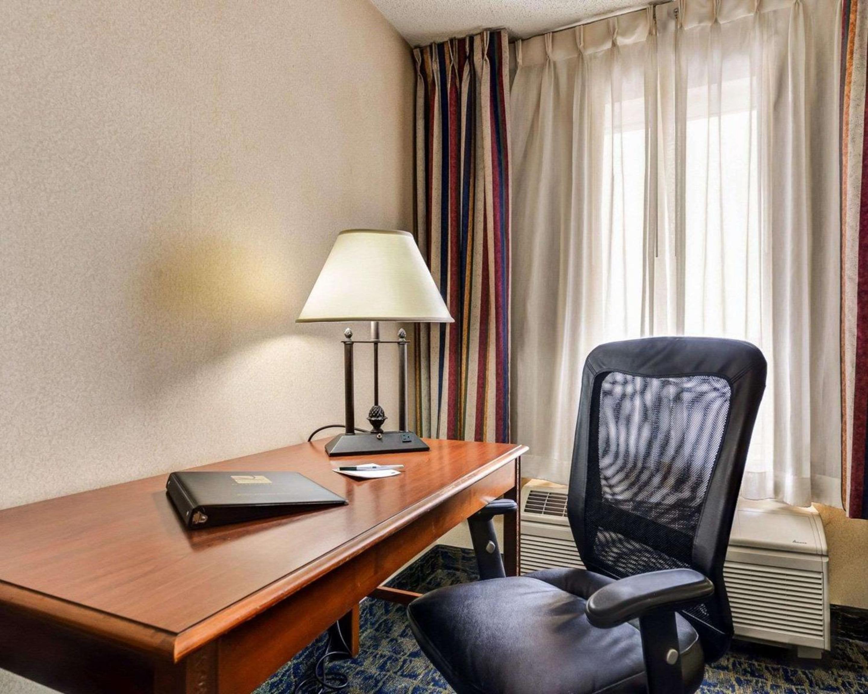 Standard King Room - Non-Smoking  - Photo 2