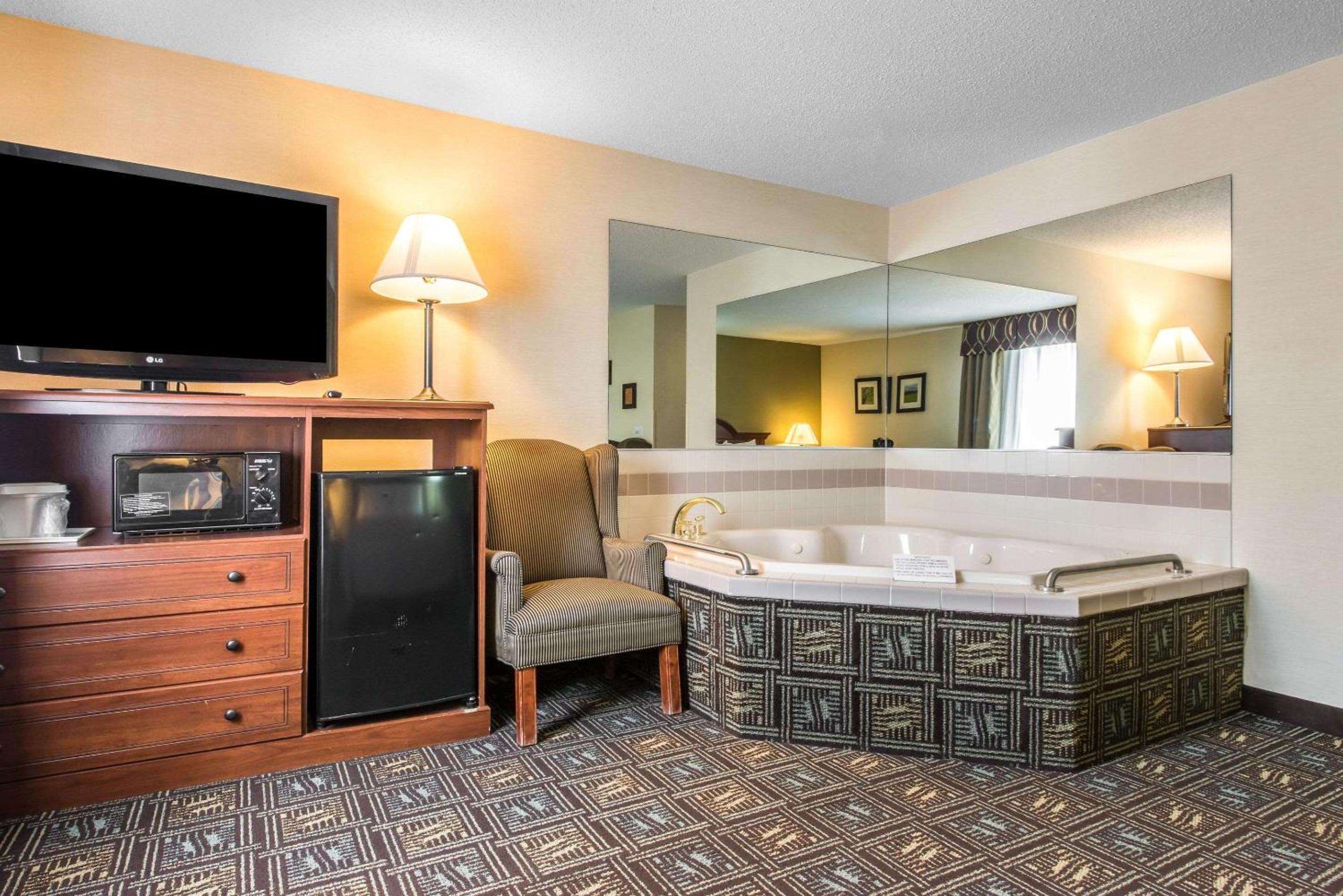 Upgraded Room, 1 King Bed, 2 Person Whirlpool-In Bath, Non Smoking - Photo 2