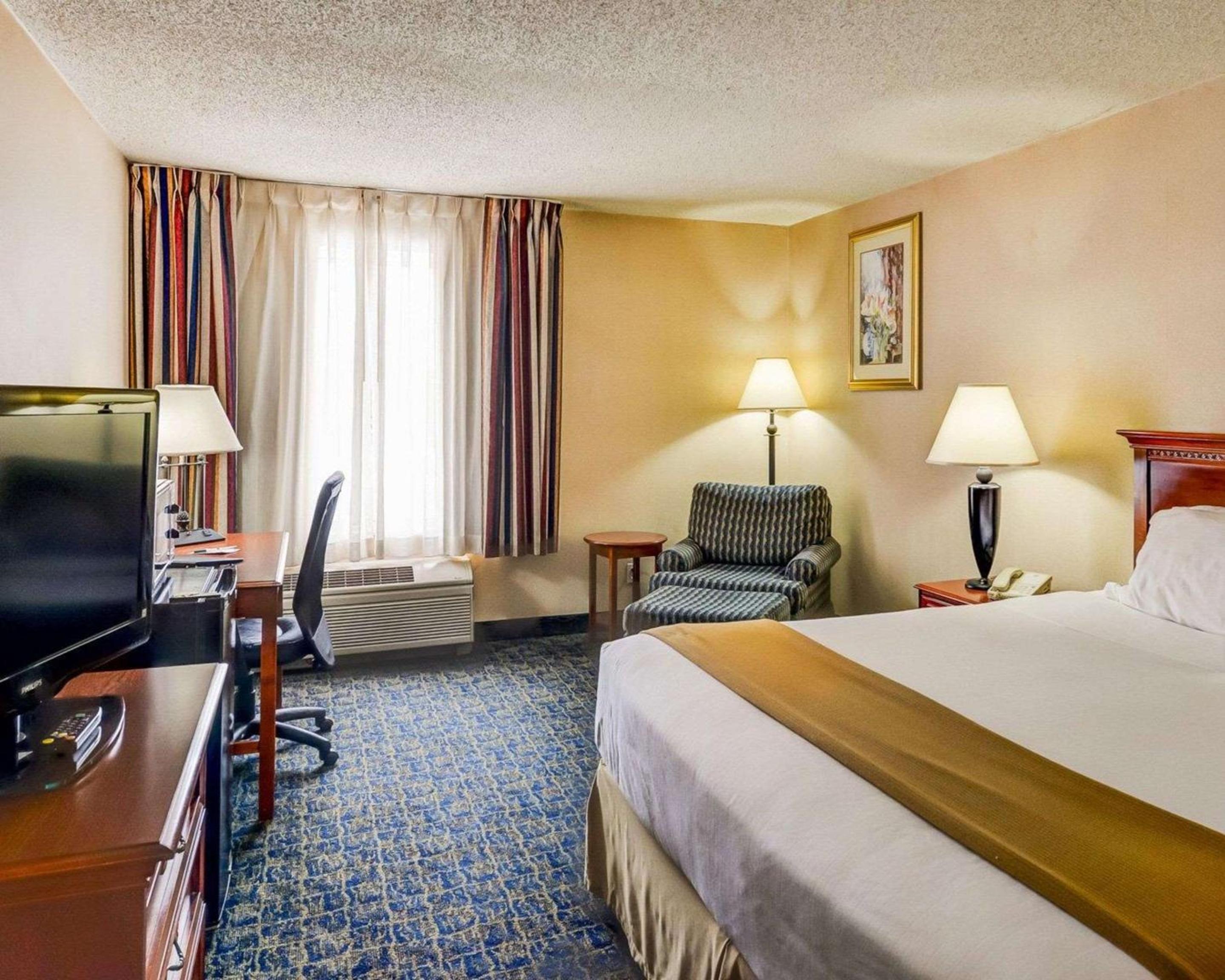 Standard King Room - Non-Smoking  - Photo 3