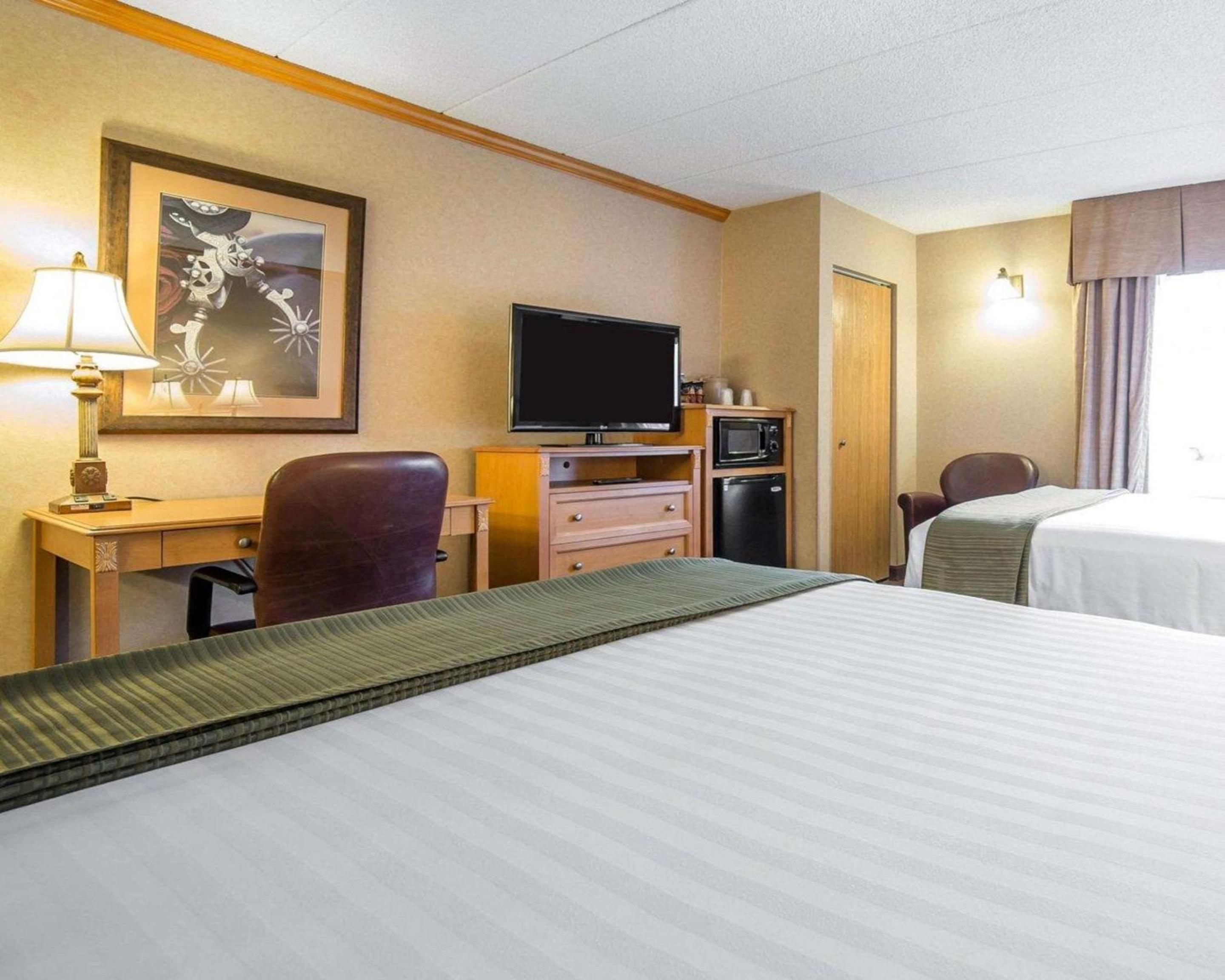 Queen Room with Two Queen Beds - Non-Smoking - Photo 1