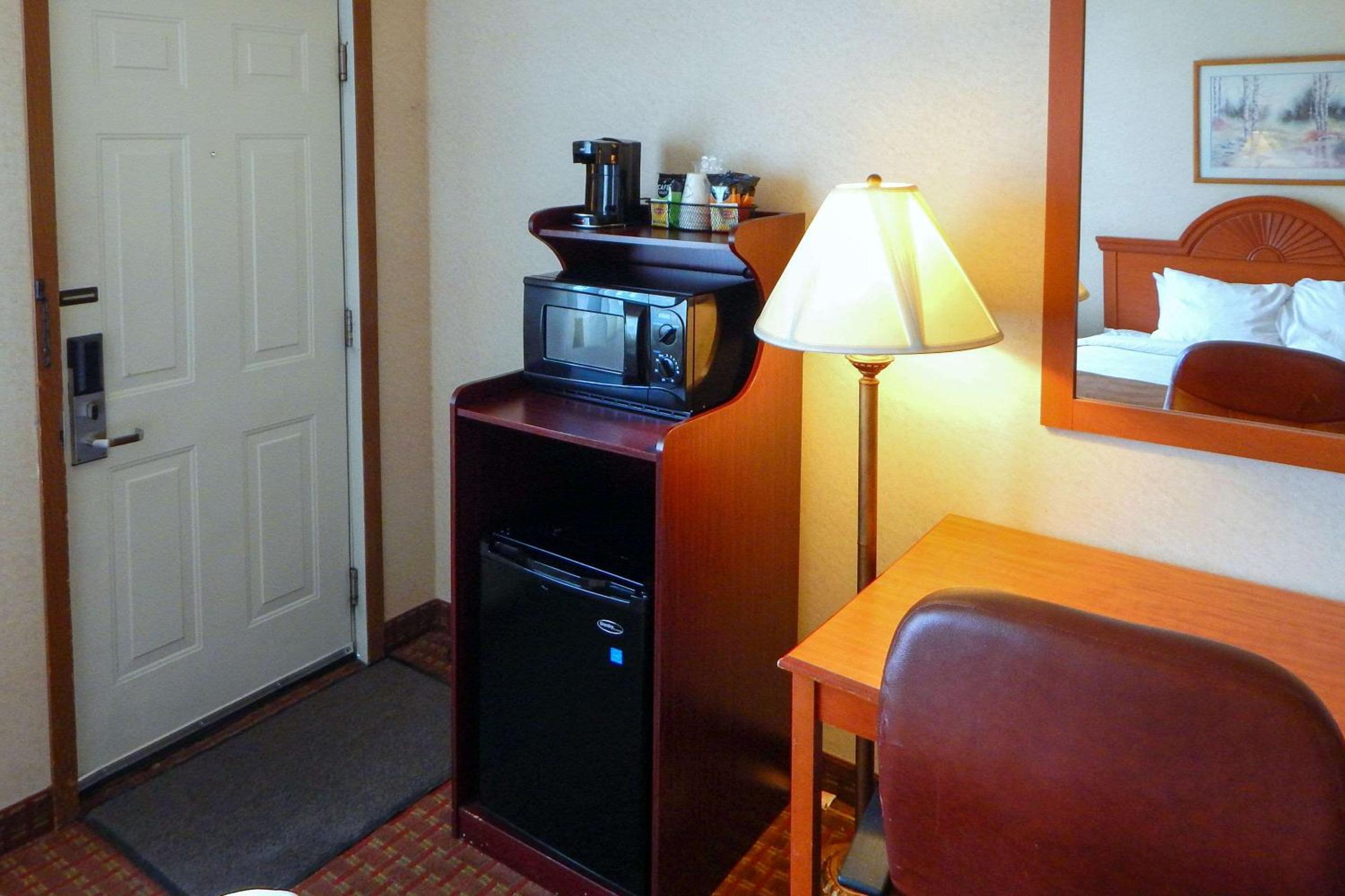 Queen Room With Two Queen Beds - Non-Smoking photo 1