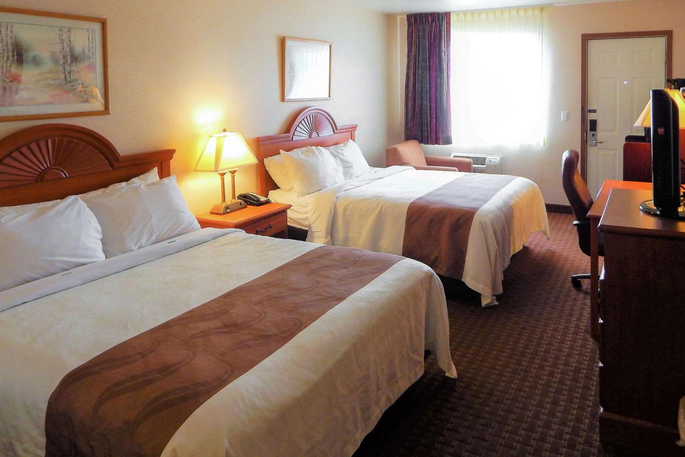 Queen Room With Two Queen Beds - Non-Smoking photo 2
