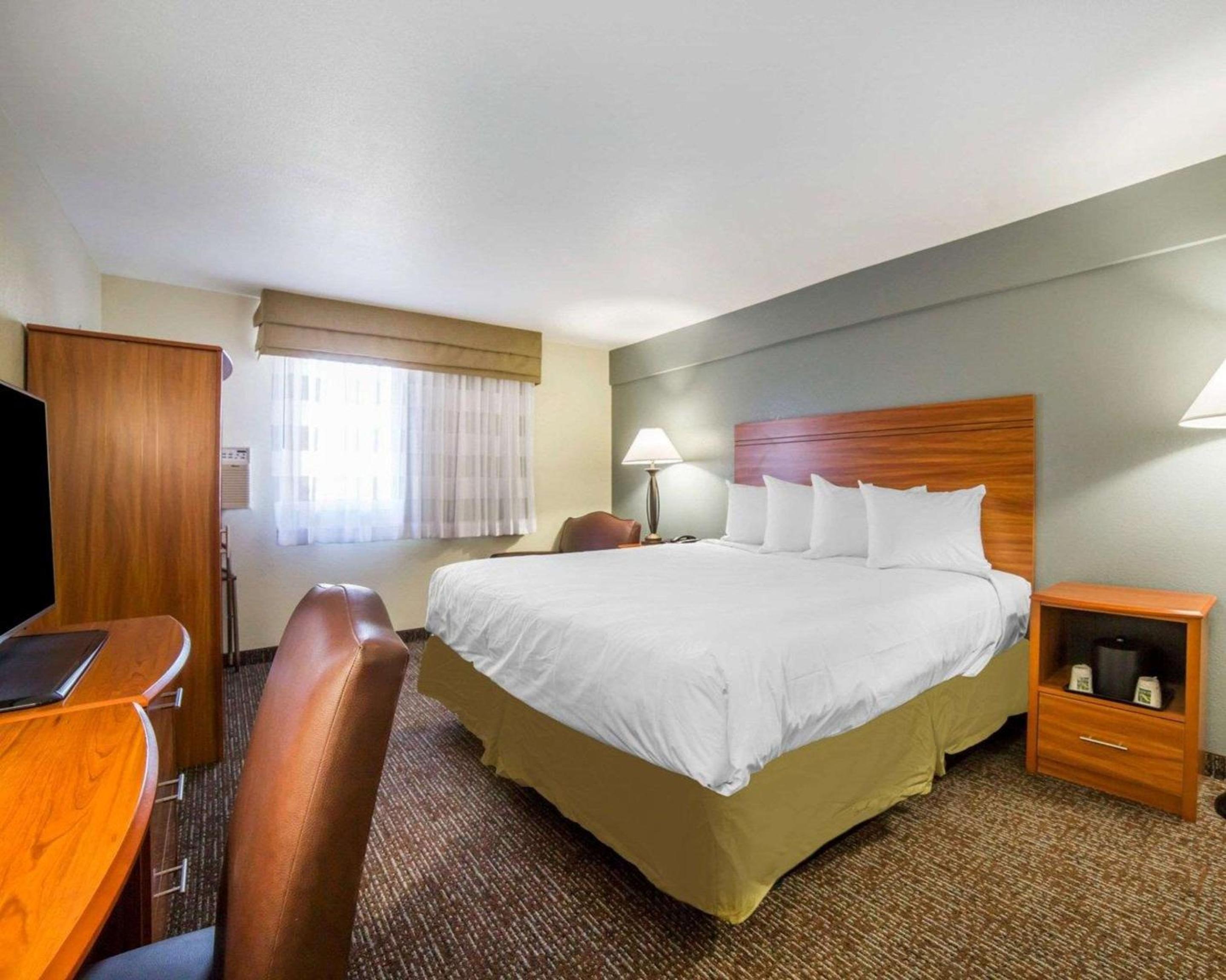 King Room - Non-Smoking - Photo 1