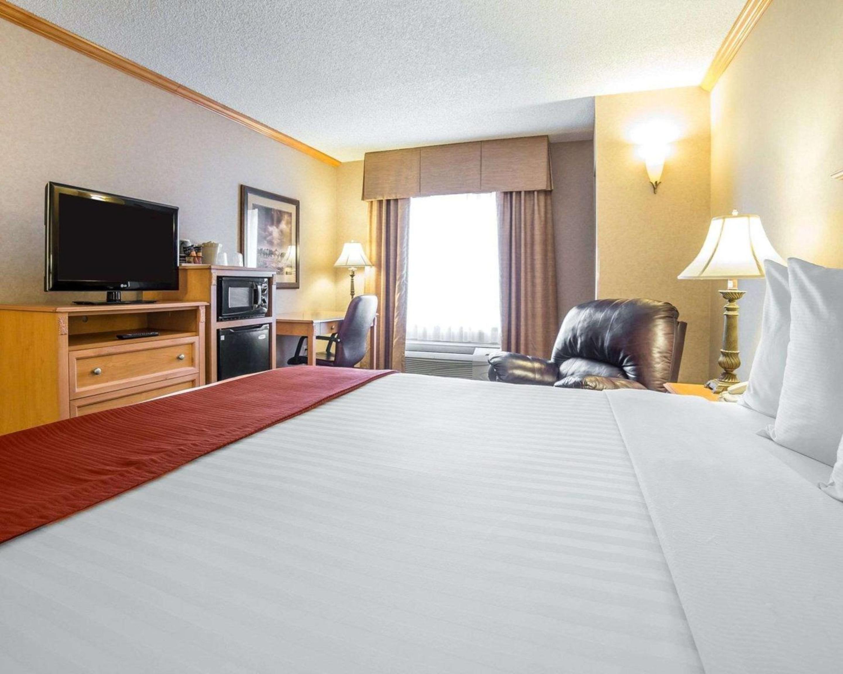 King Room - Non-Smoking - Photo 3